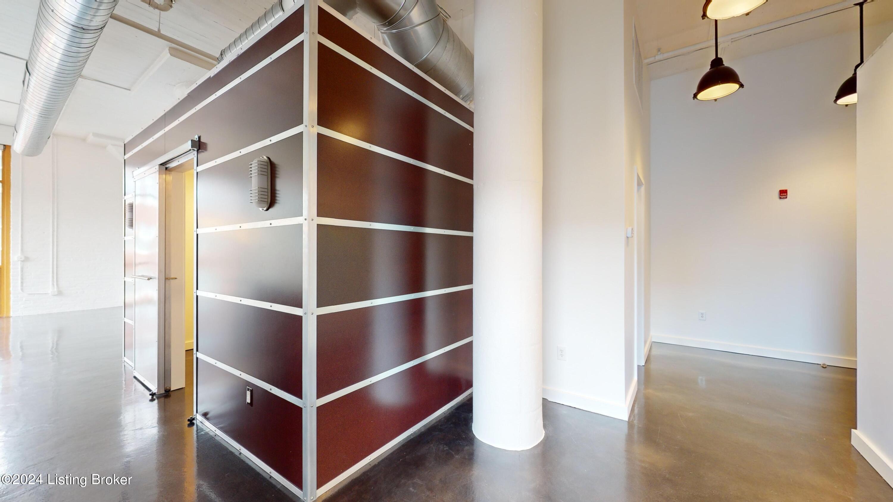 309 E Market St, 404