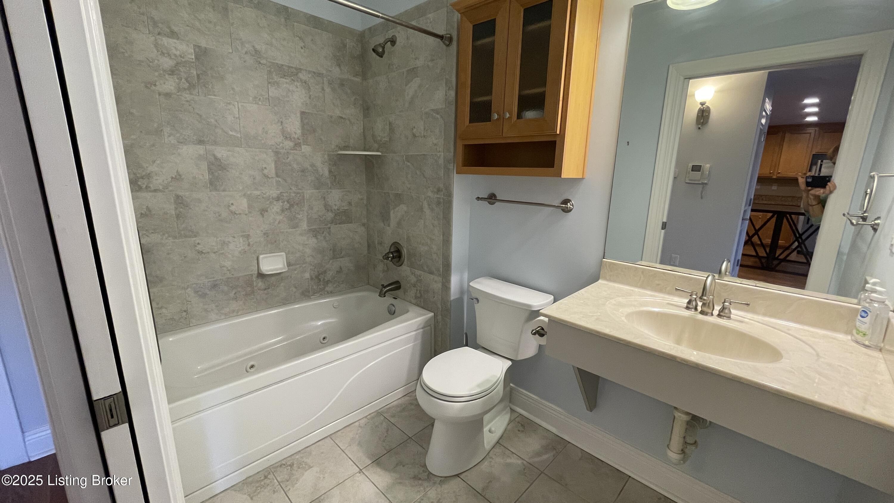 2411 Brownsboro Rd, 403