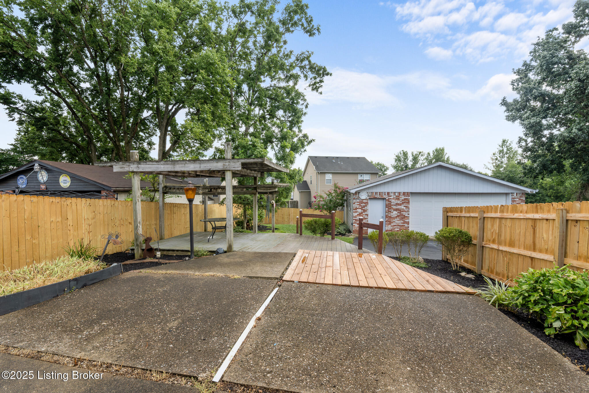 5802 Whispering Hills Blvd