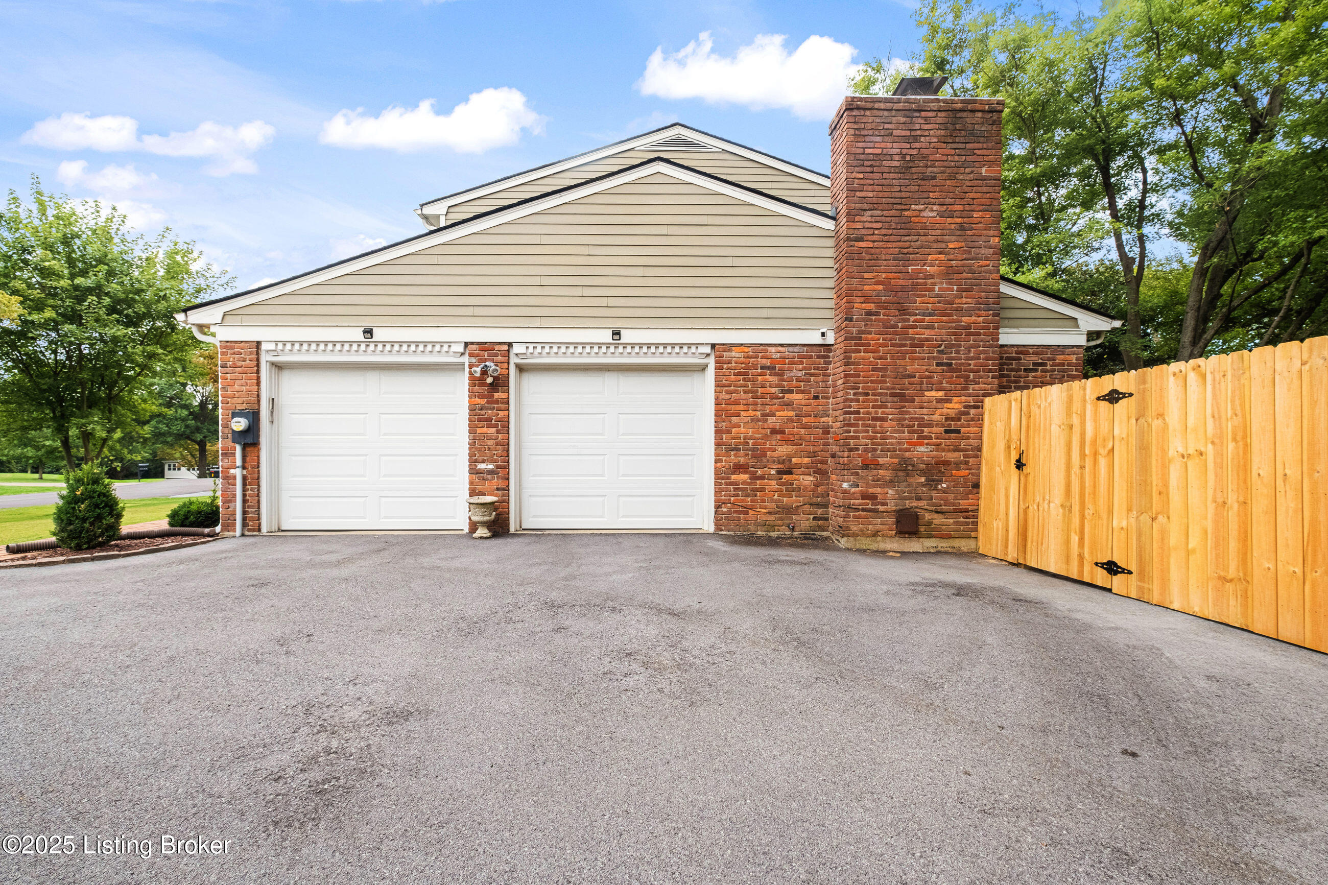 6105 Rodes Dr