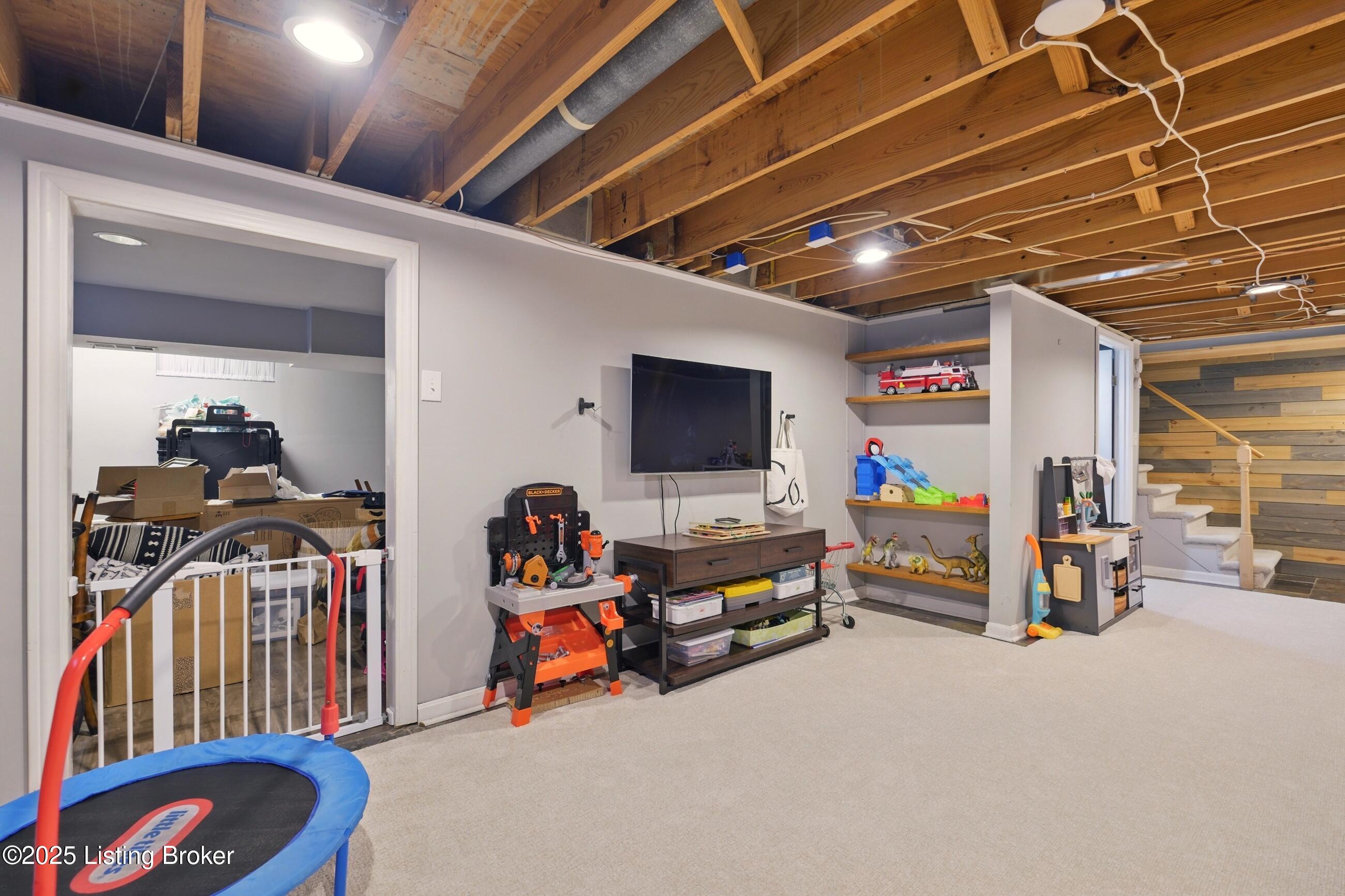 6105 Rodes Dr