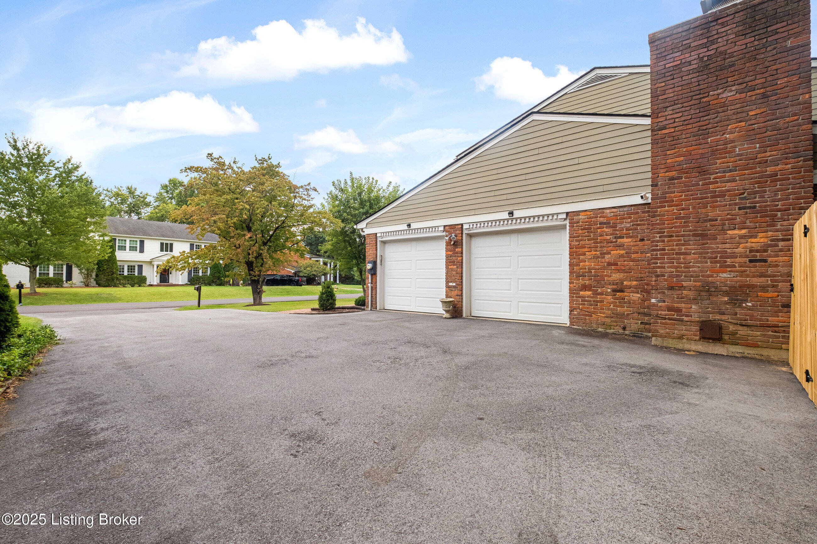 6105 Rodes Dr