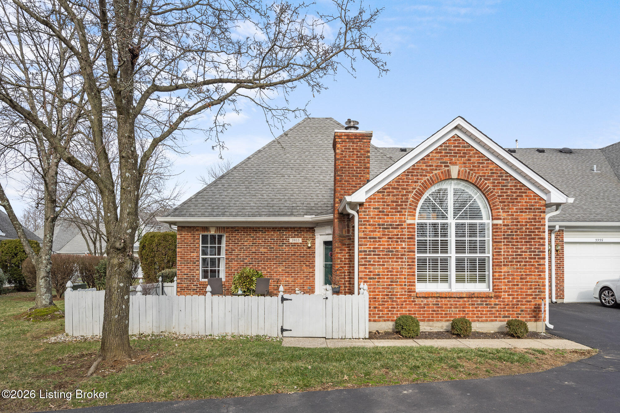 3933 Greenhurst Dr