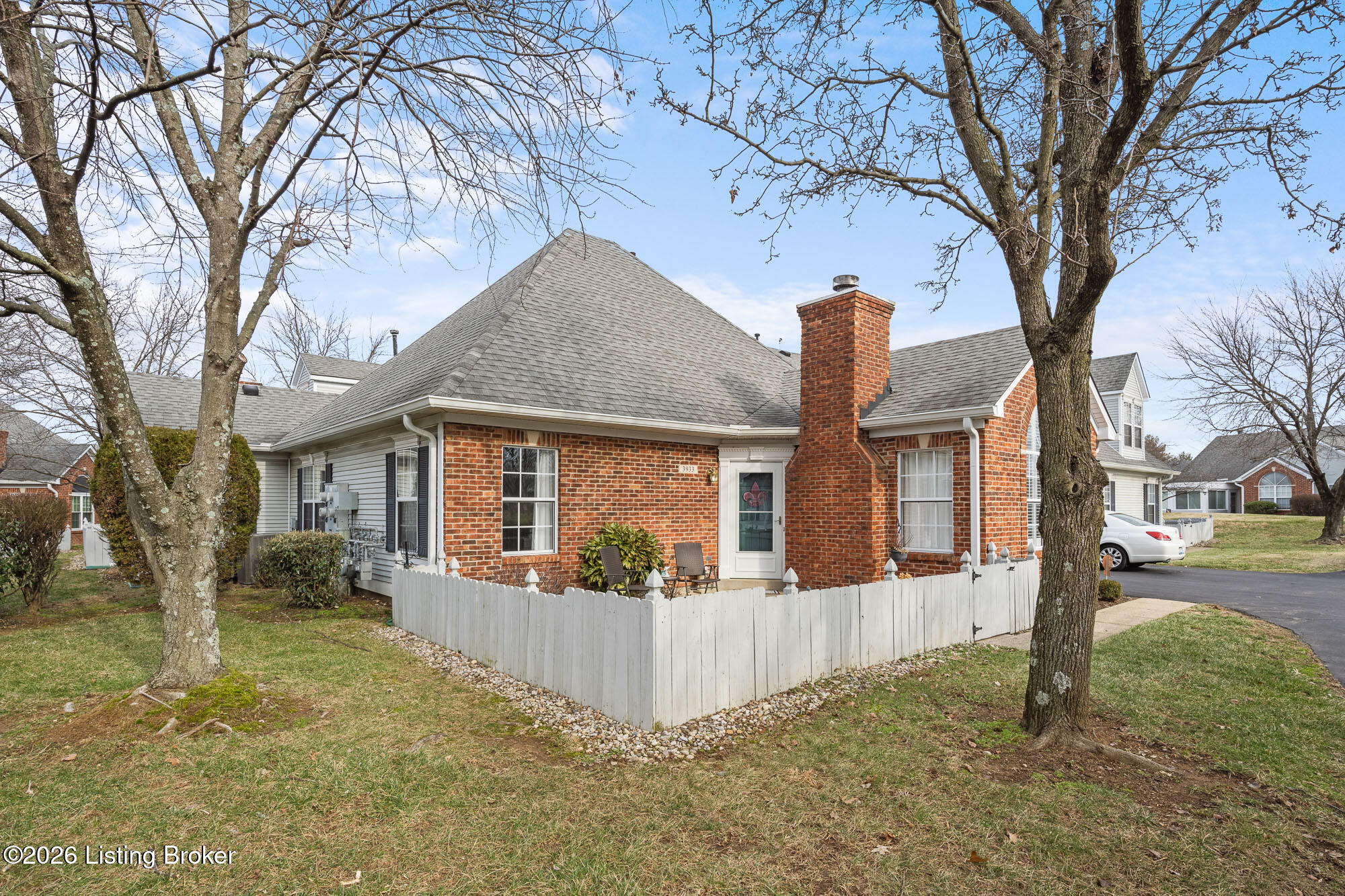 3933 Greenhurst Dr