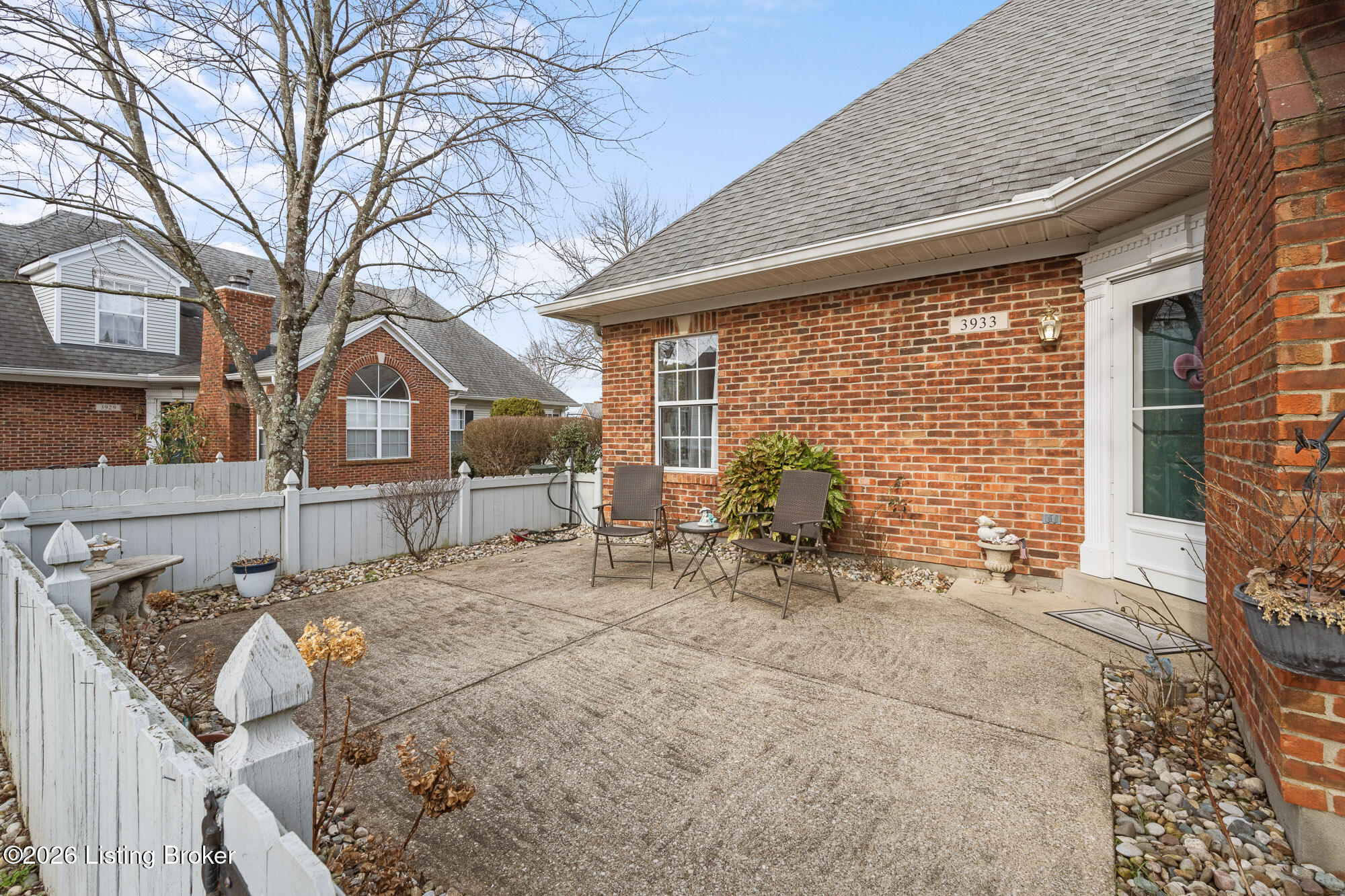 3933 Greenhurst Dr