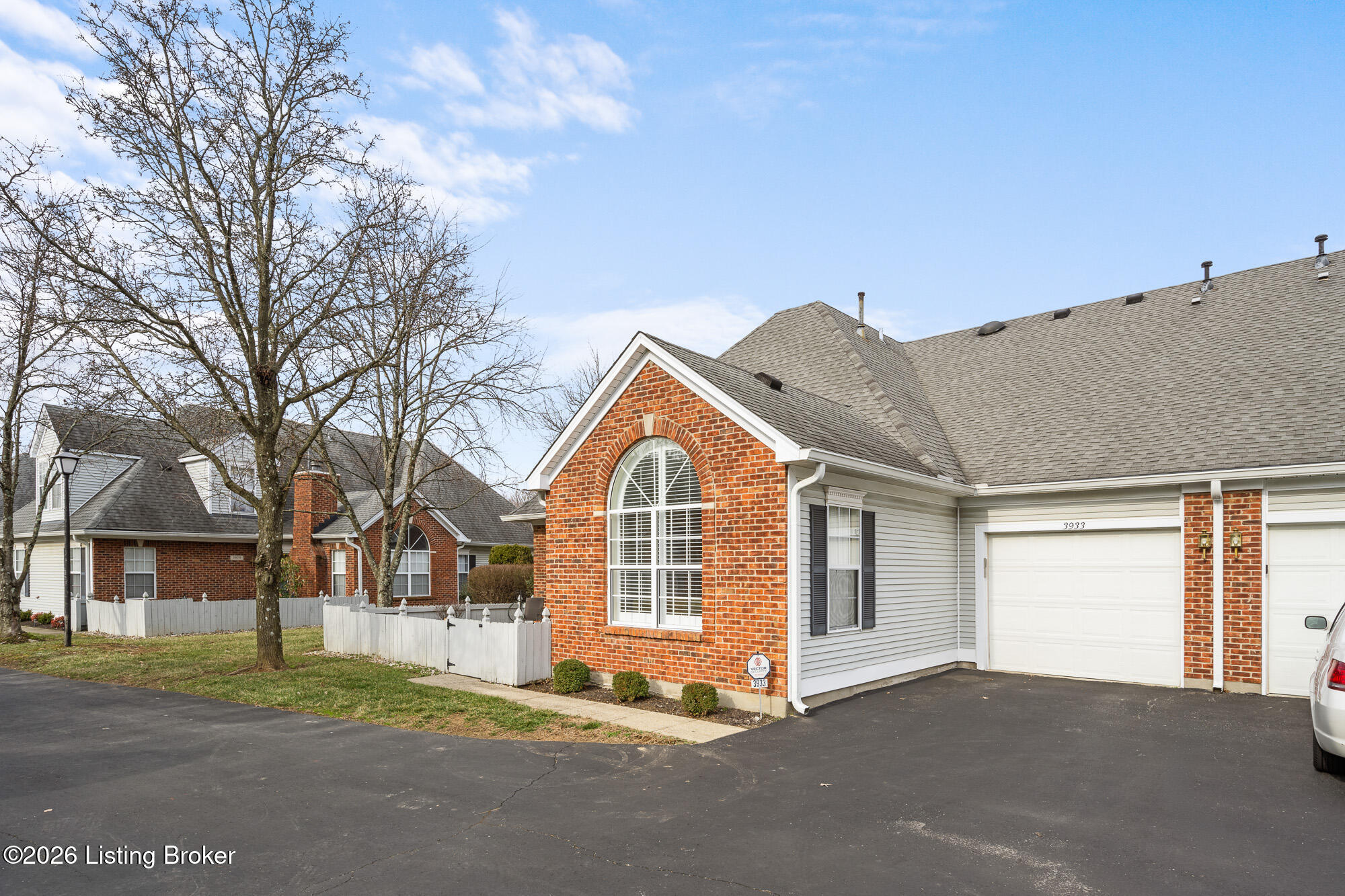 3933 Greenhurst Dr