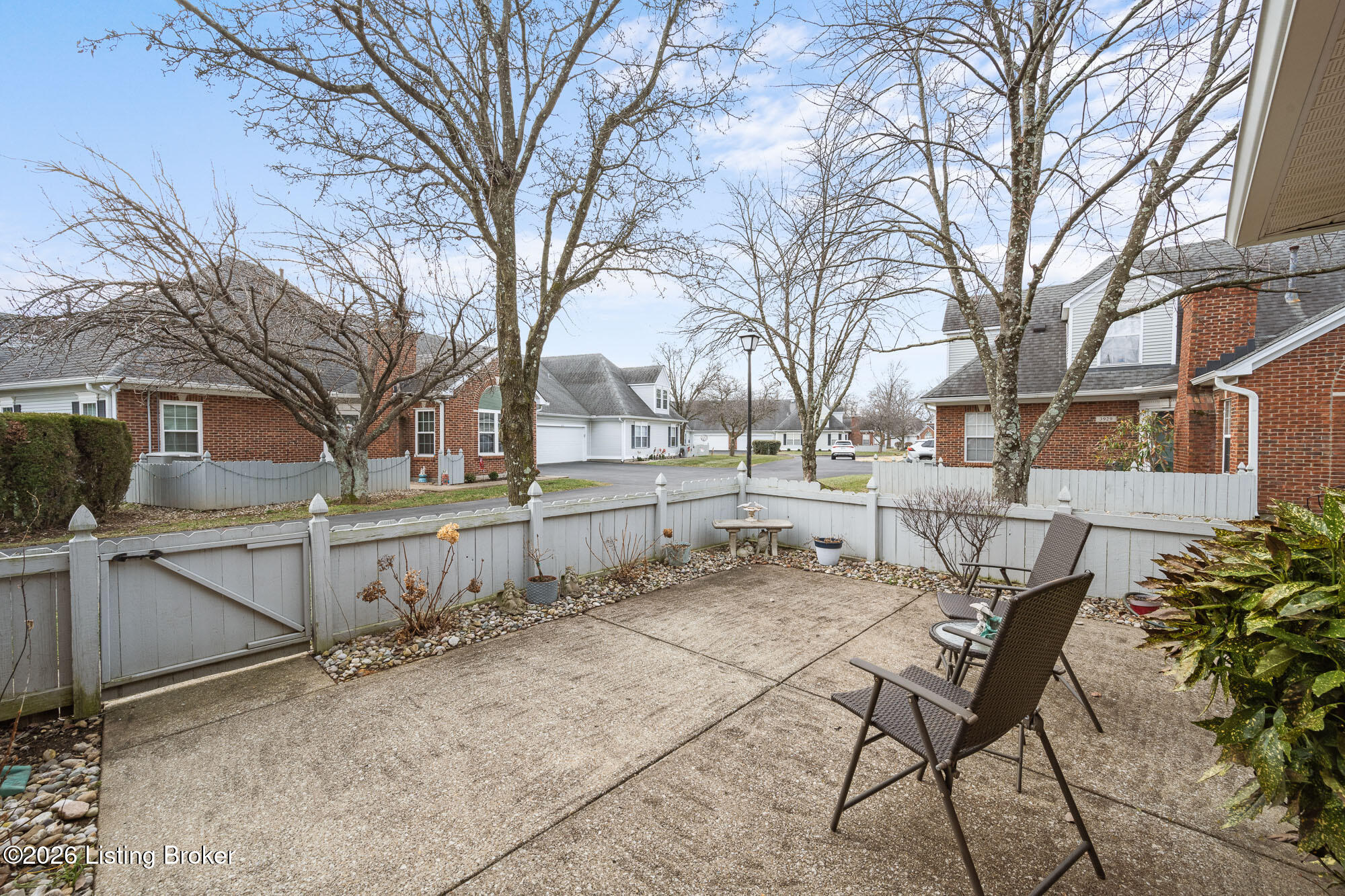 3933 Greenhurst Dr