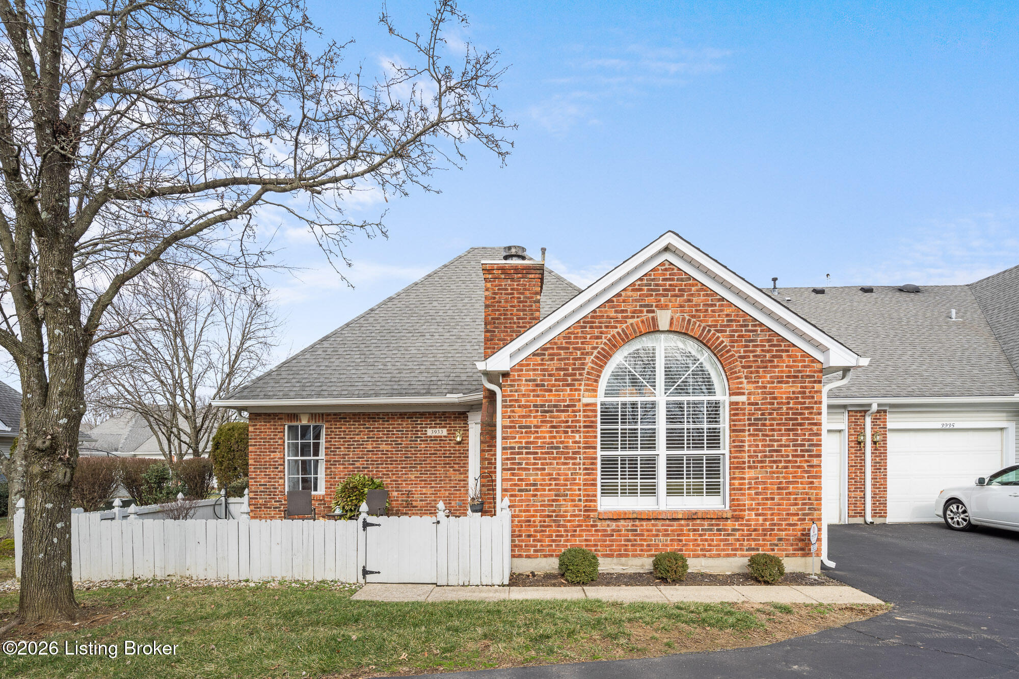 3933 Greenhurst Dr