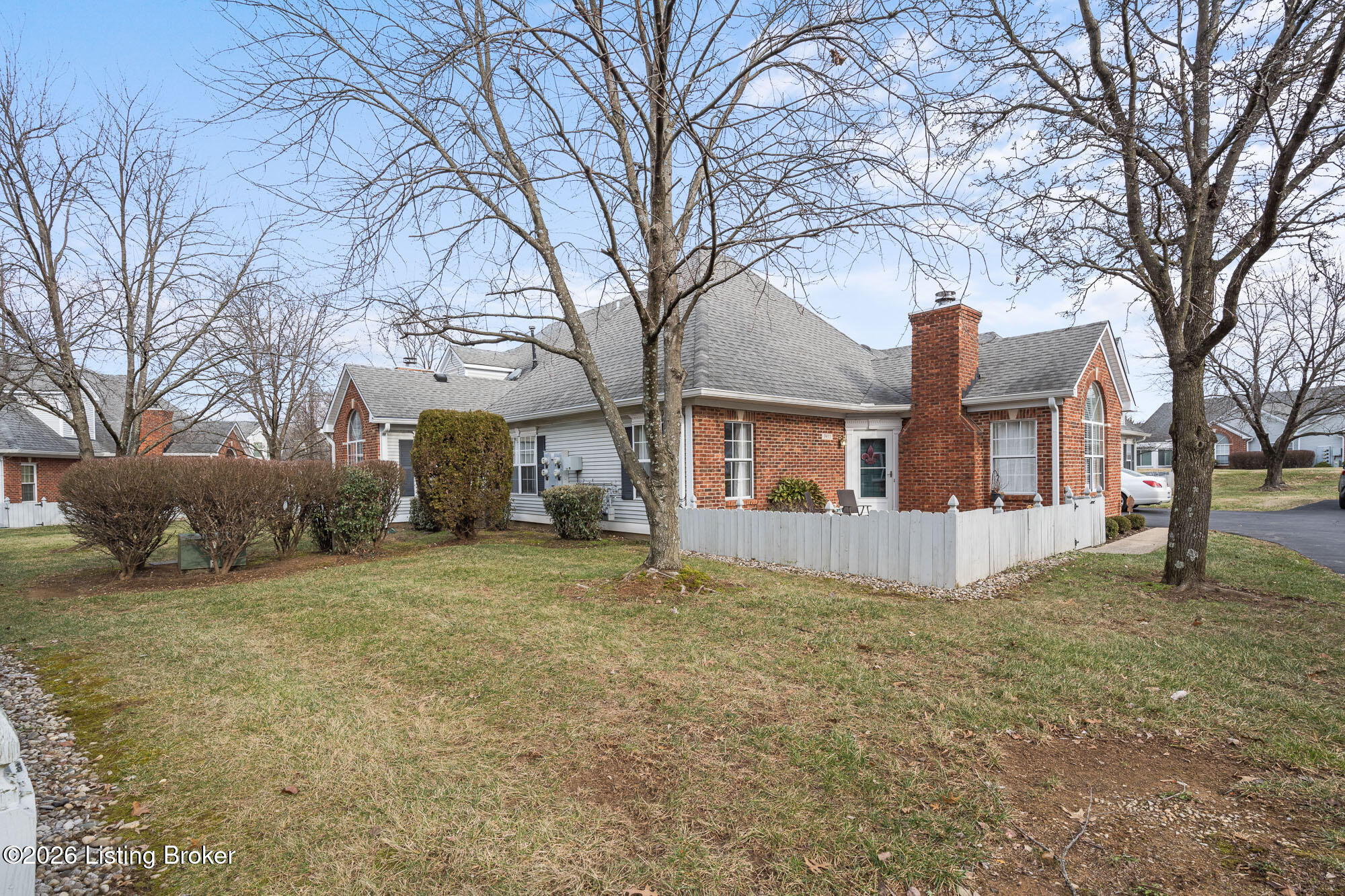 3933 Greenhurst Dr