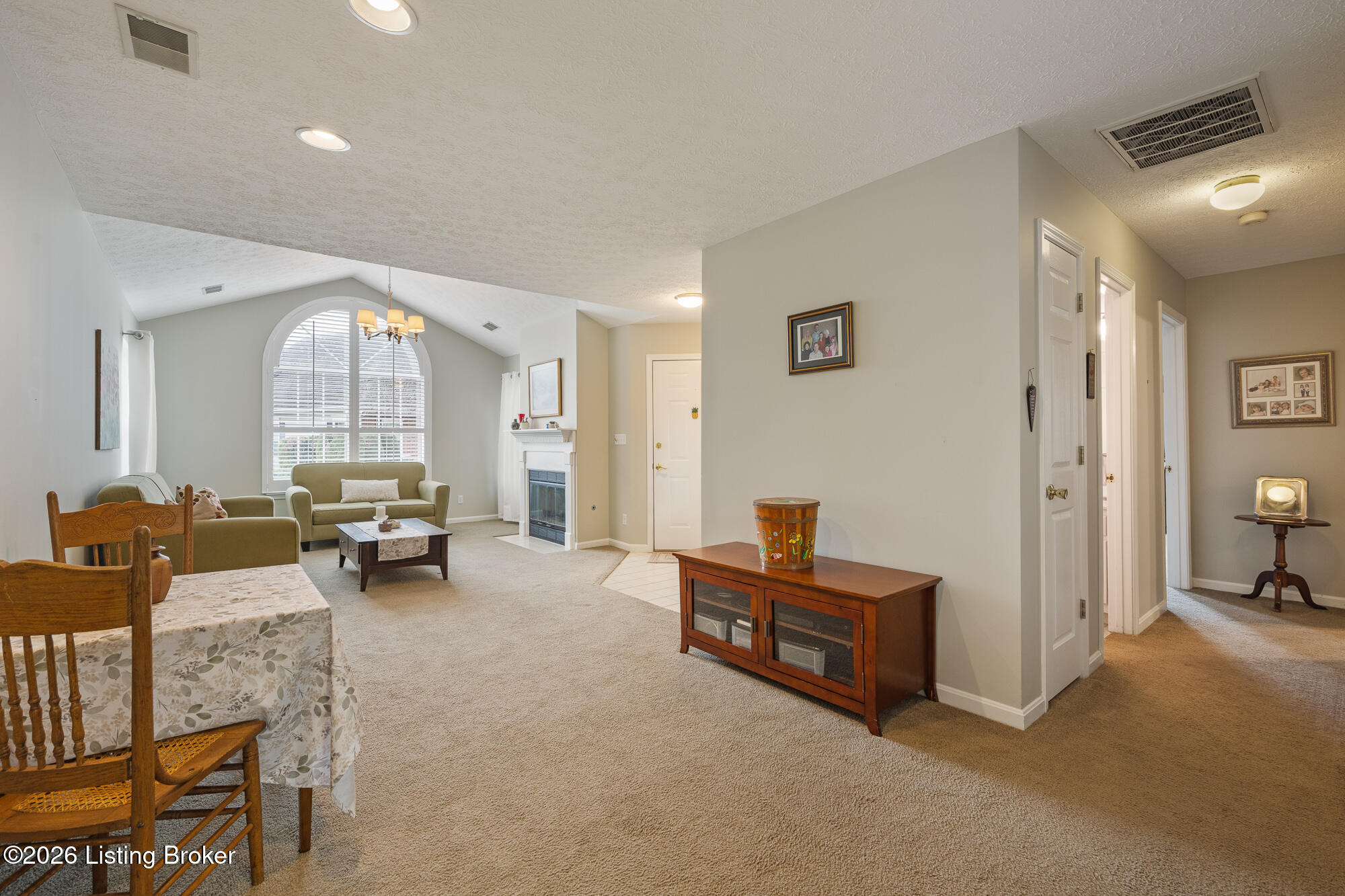 3933 Greenhurst Dr