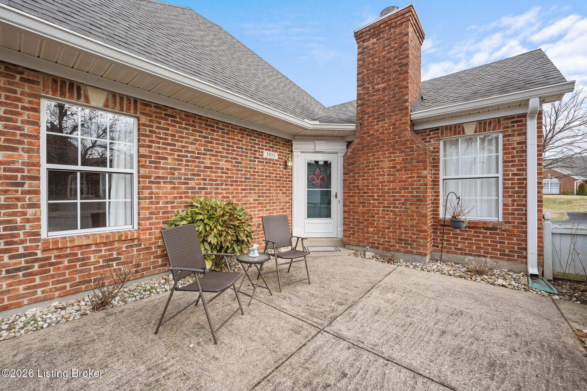 3933 Greenhurst Dr
