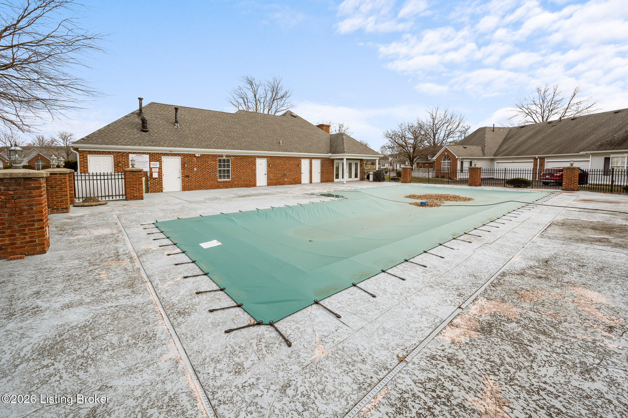 3933 Greenhurst Dr