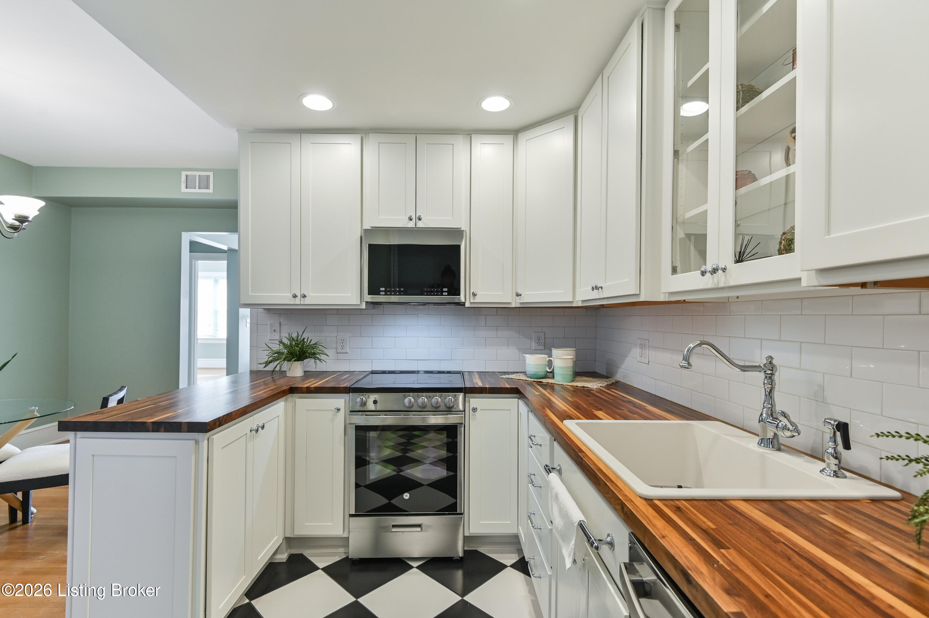 2043 Douglass Blvd 8