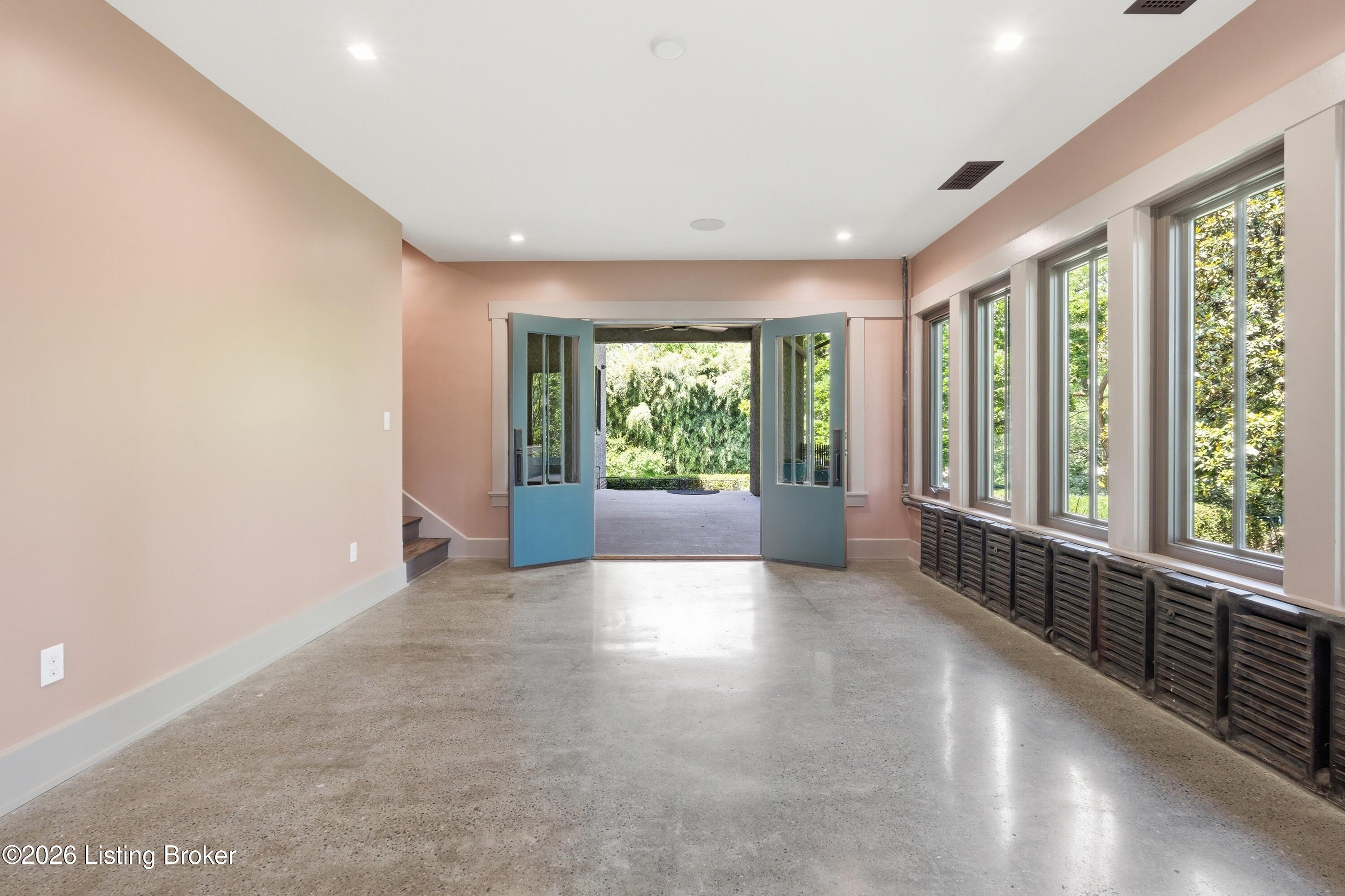 2119 Kenilworth Pl