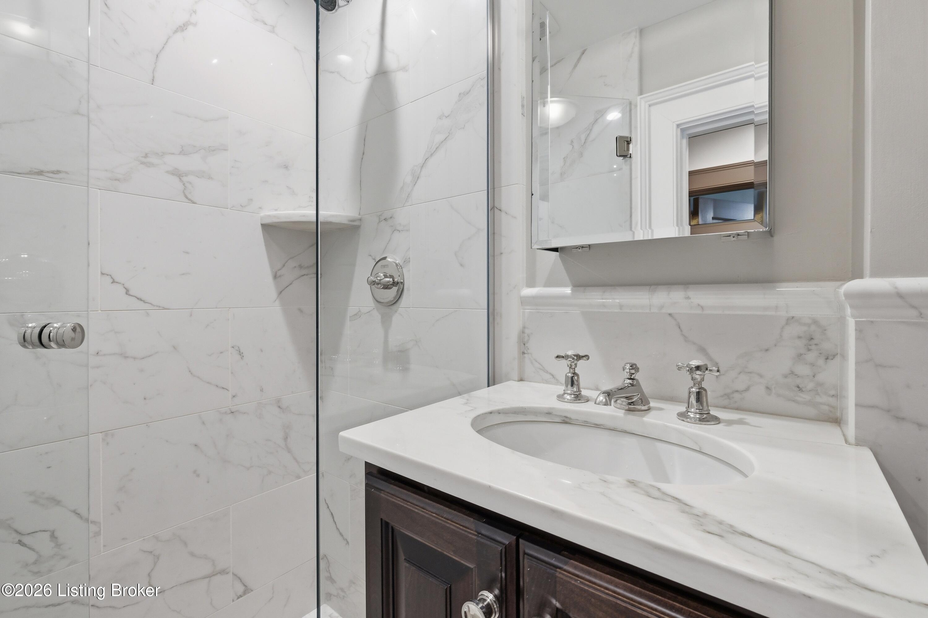 2119 Kenilworth Pl