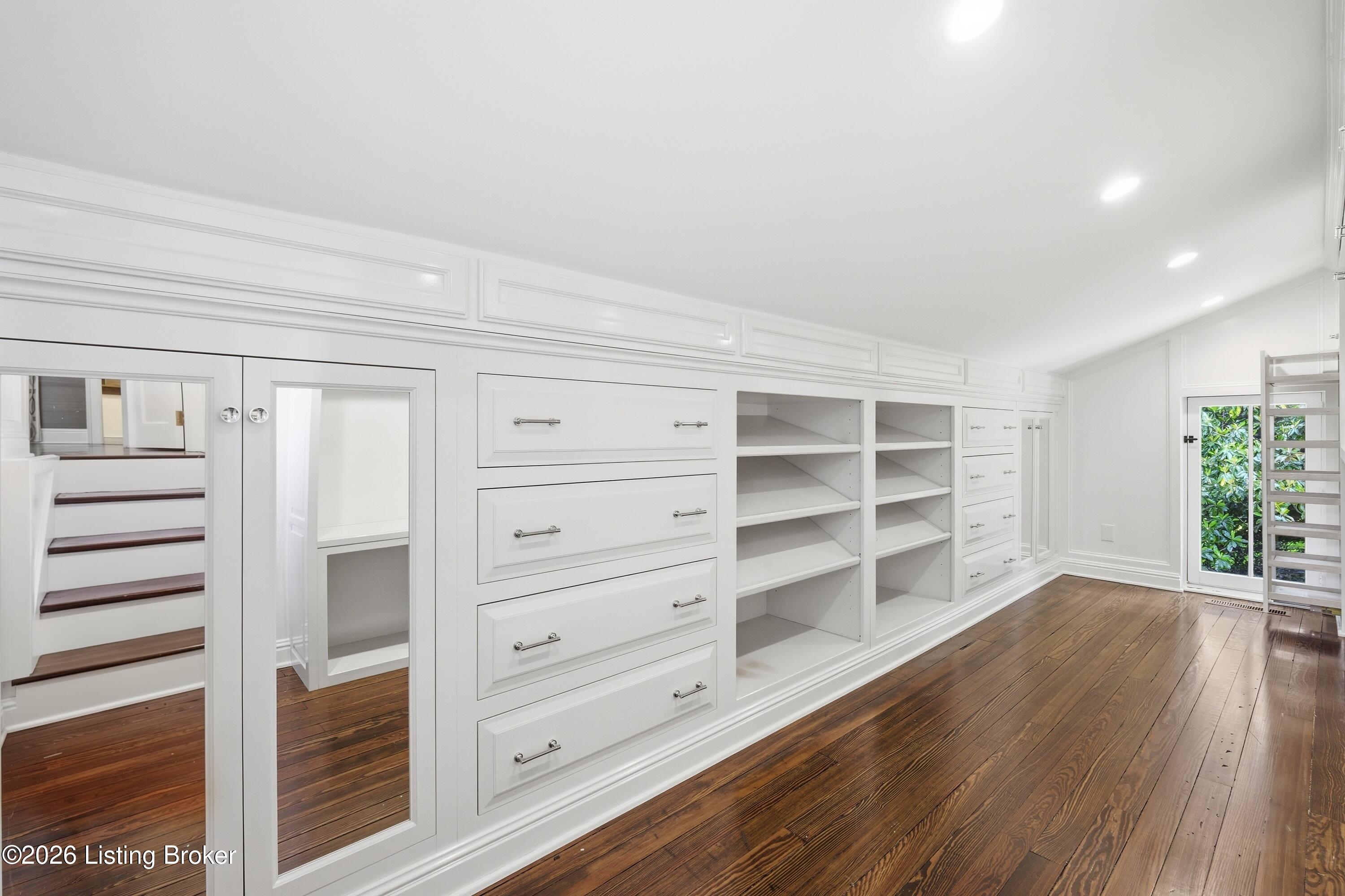 2119 Kenilworth Pl