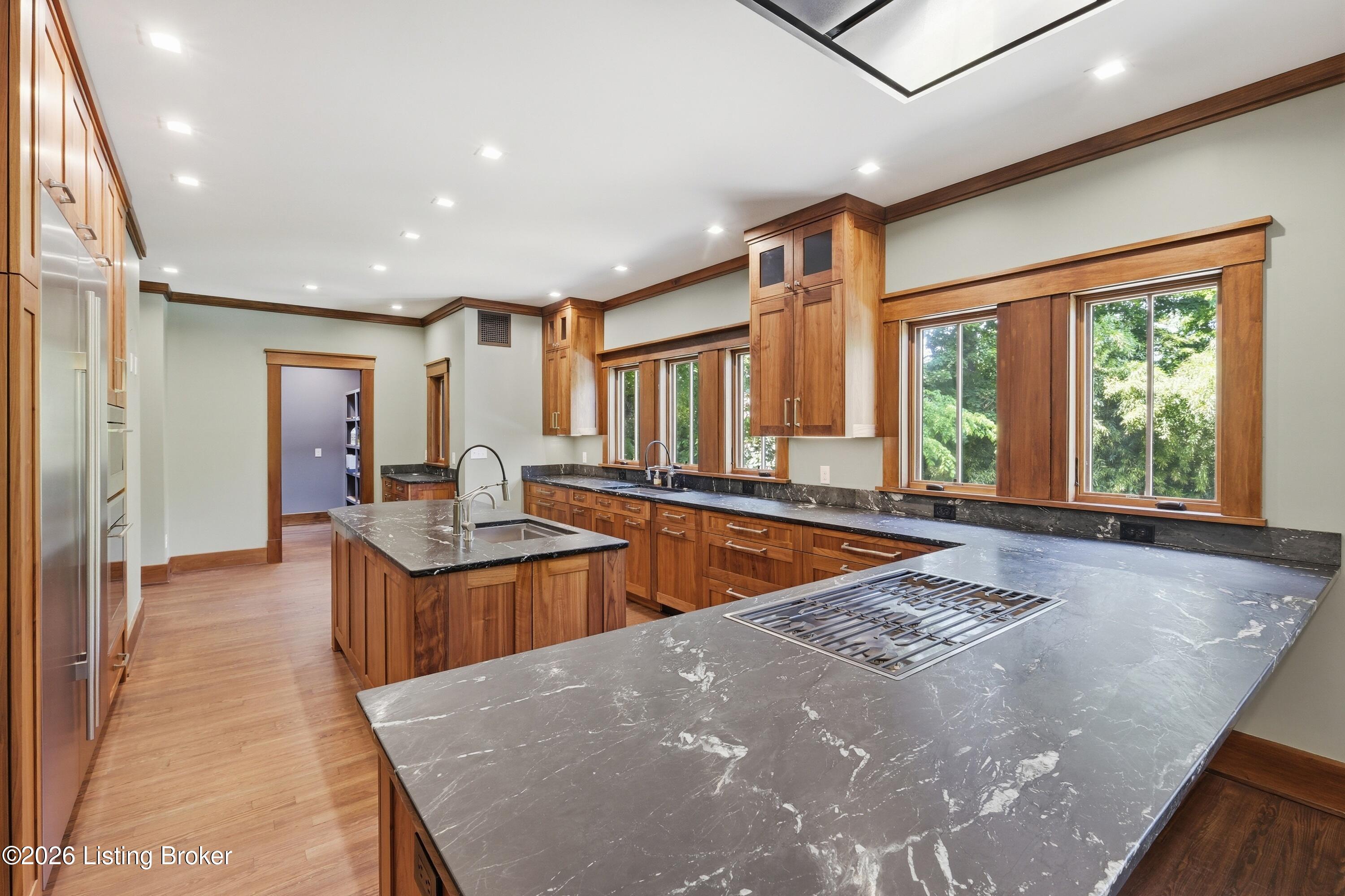 2119 Kenilworth Pl