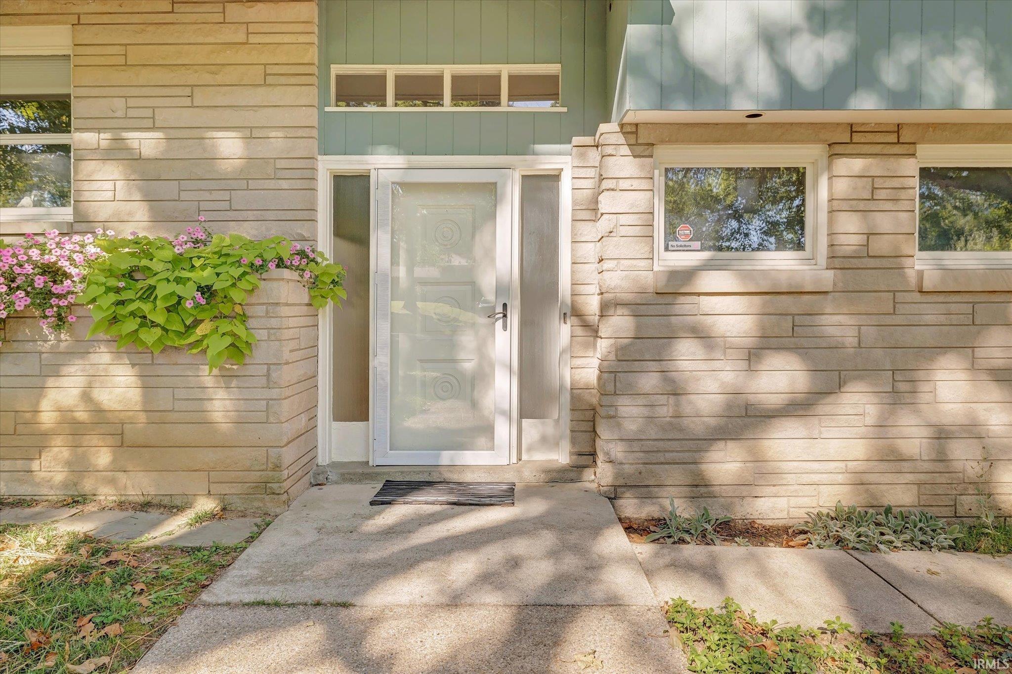 614 S Meadowbrook Drive