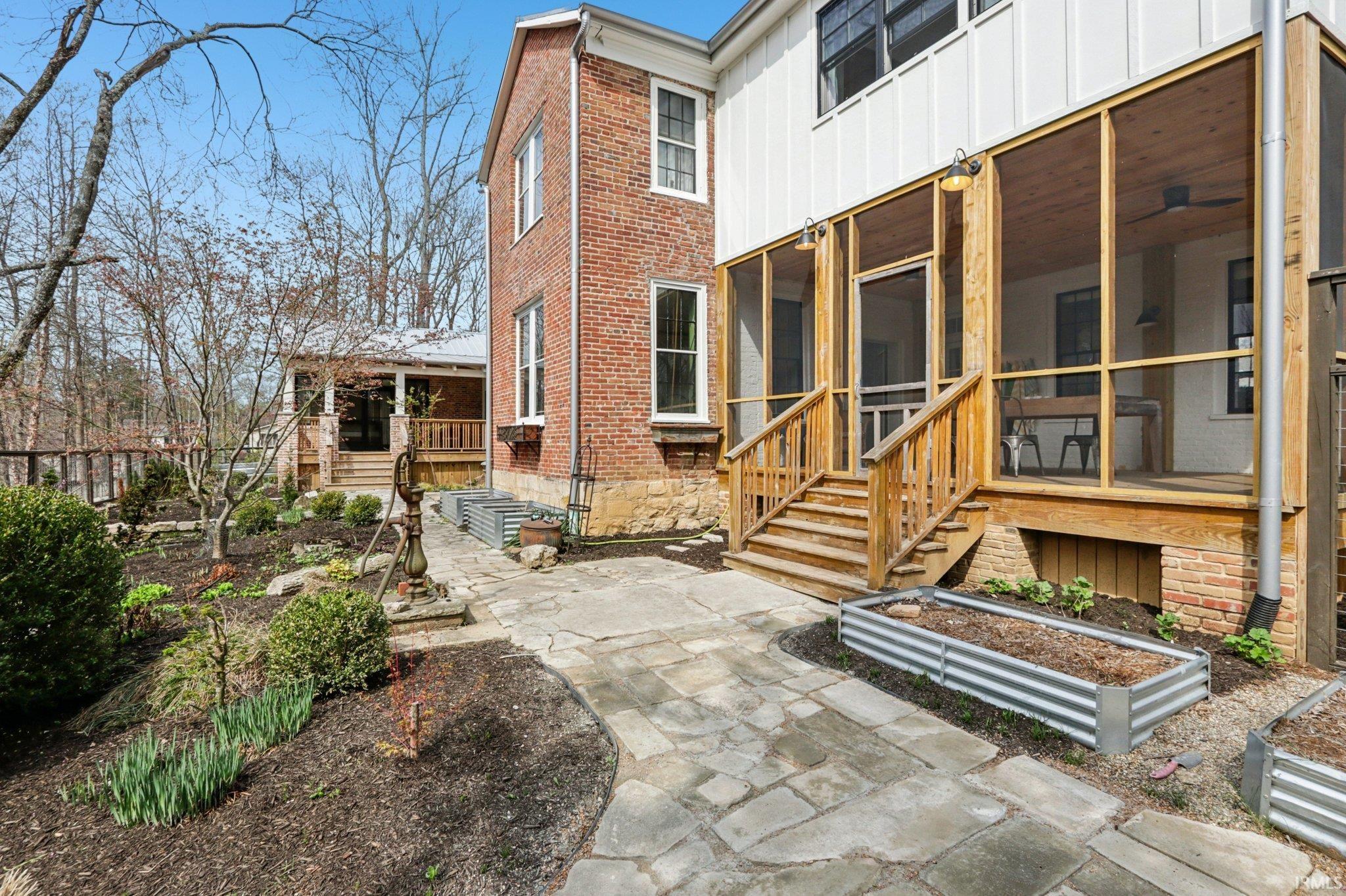 2001 E Hillside Drive Unit: 8
