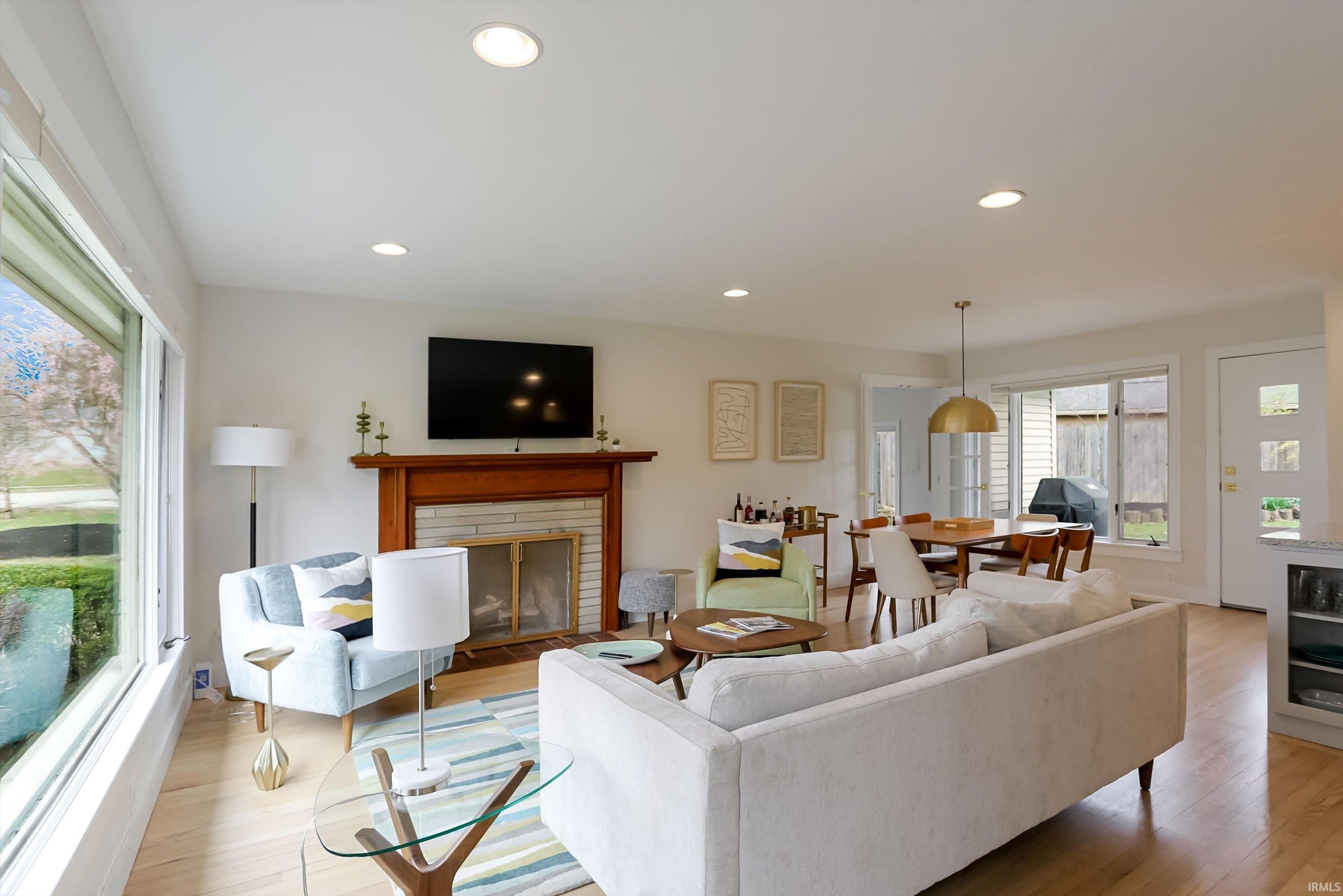 1601 E Ruby Lane