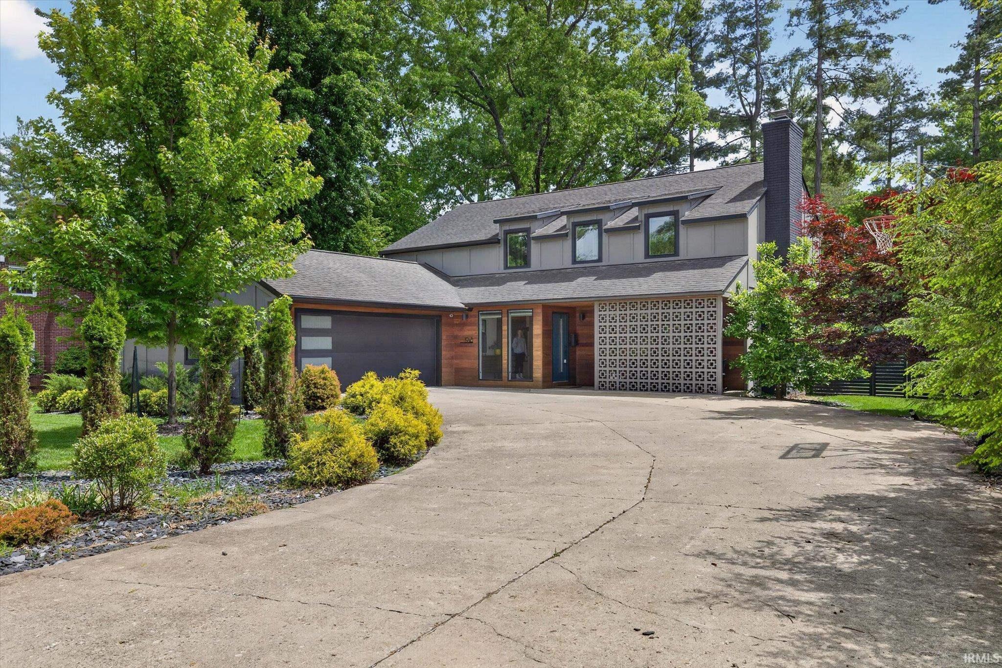 1918 E Ruby Lane