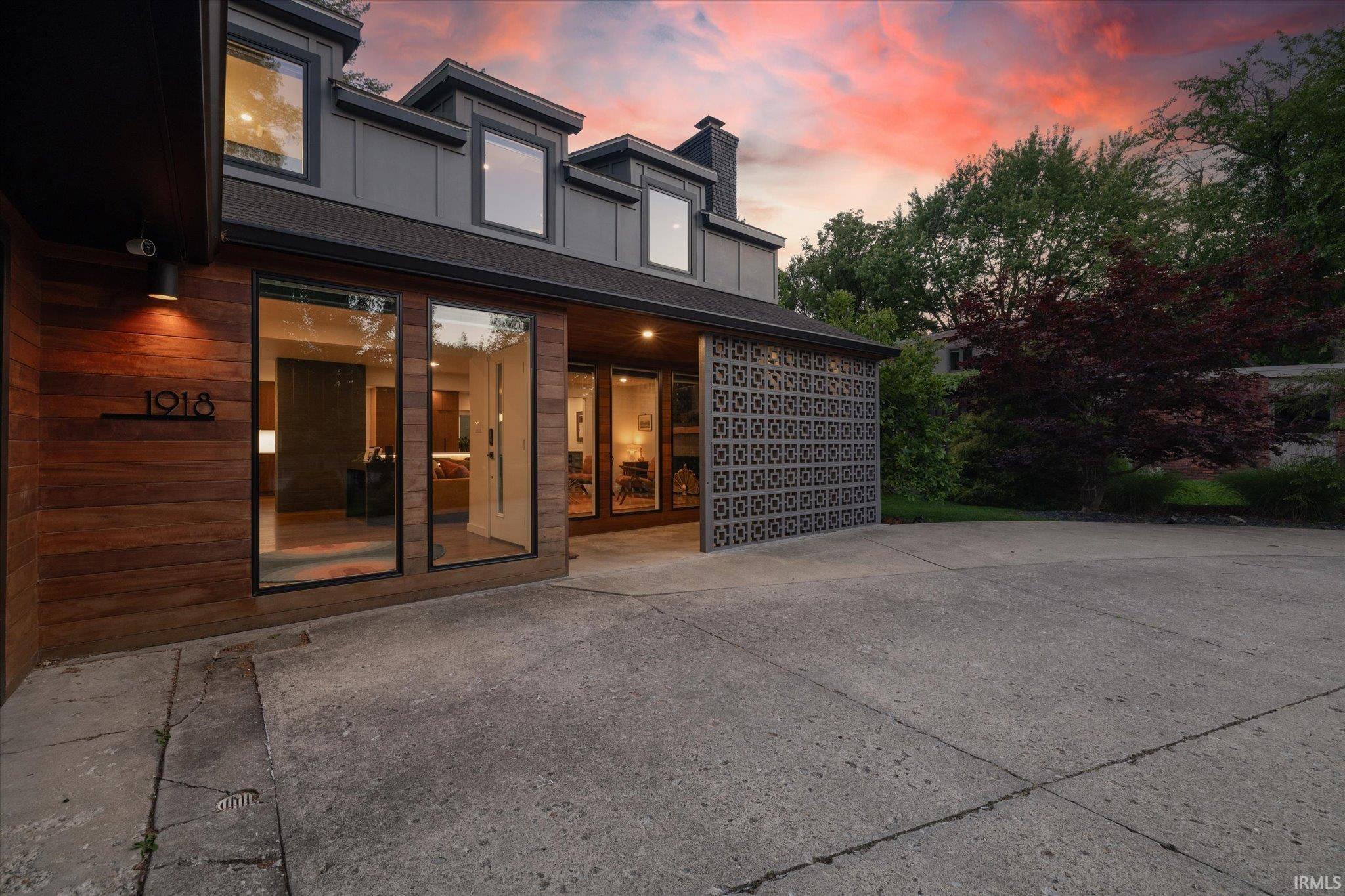 1918 E Ruby Lane