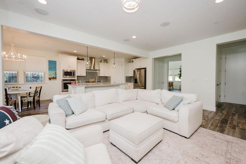 1671 E Bella Fiore Drive