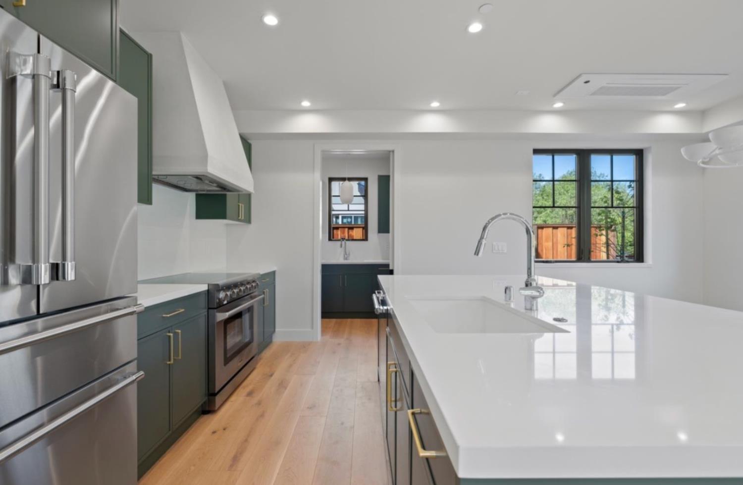 525 Creekside Court