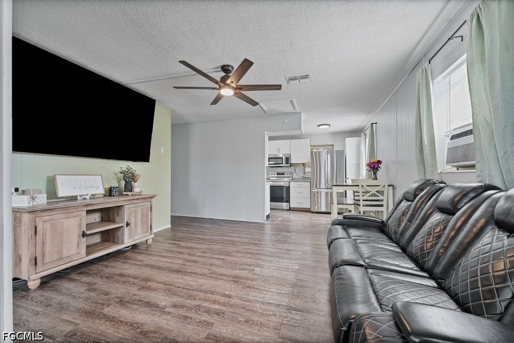 912 Hibiscus LN