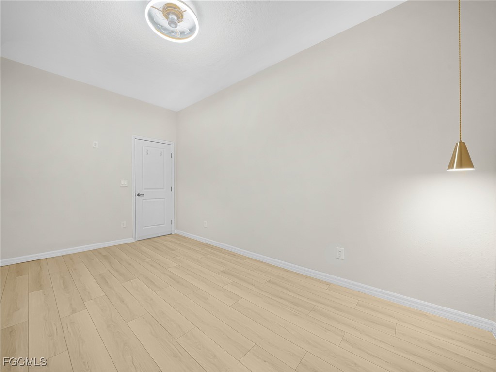 4580 Sparkling Shell AVE