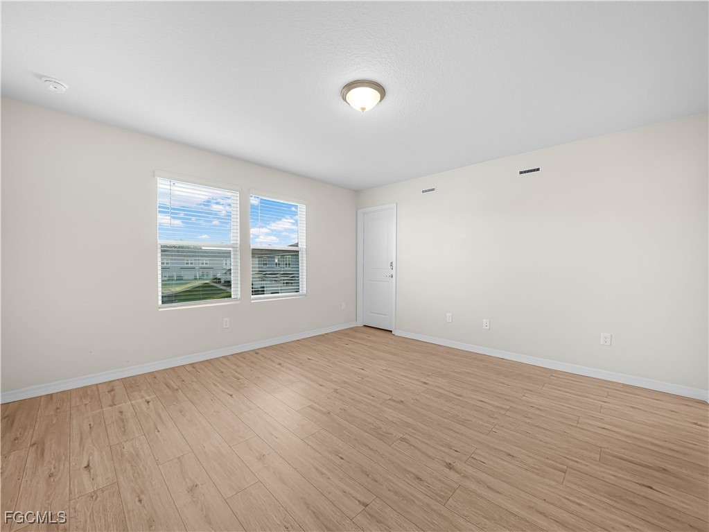 4580 Sparkling Shell AVE