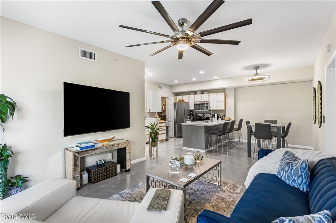 6401 Aragon WAY 303