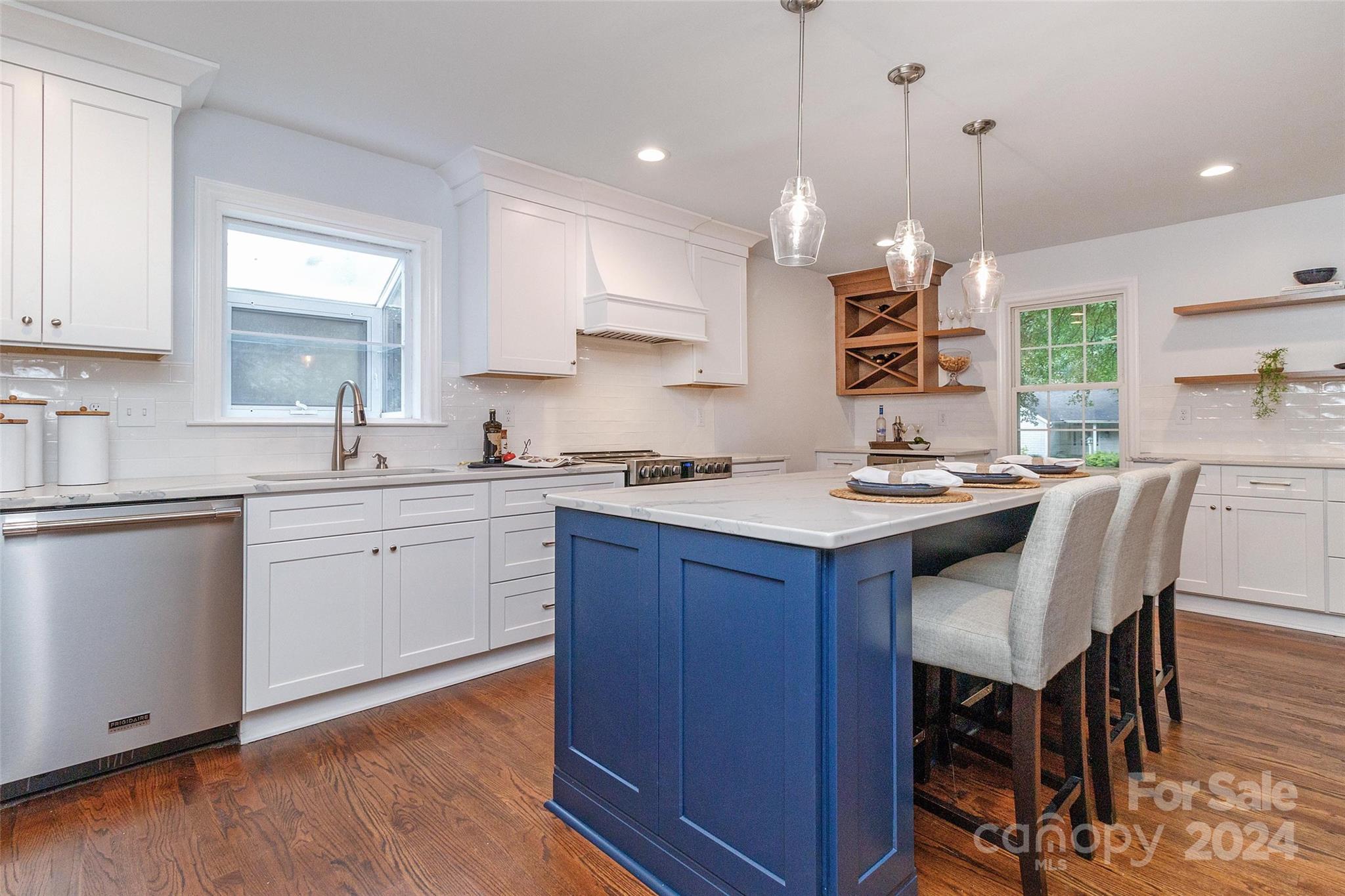 1825 Bobolink Lane