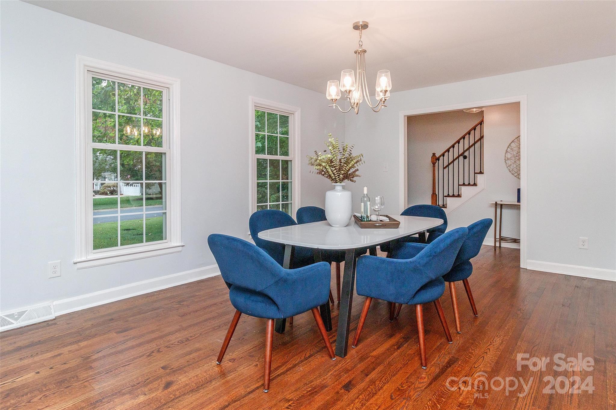 1825 Bobolink Lane