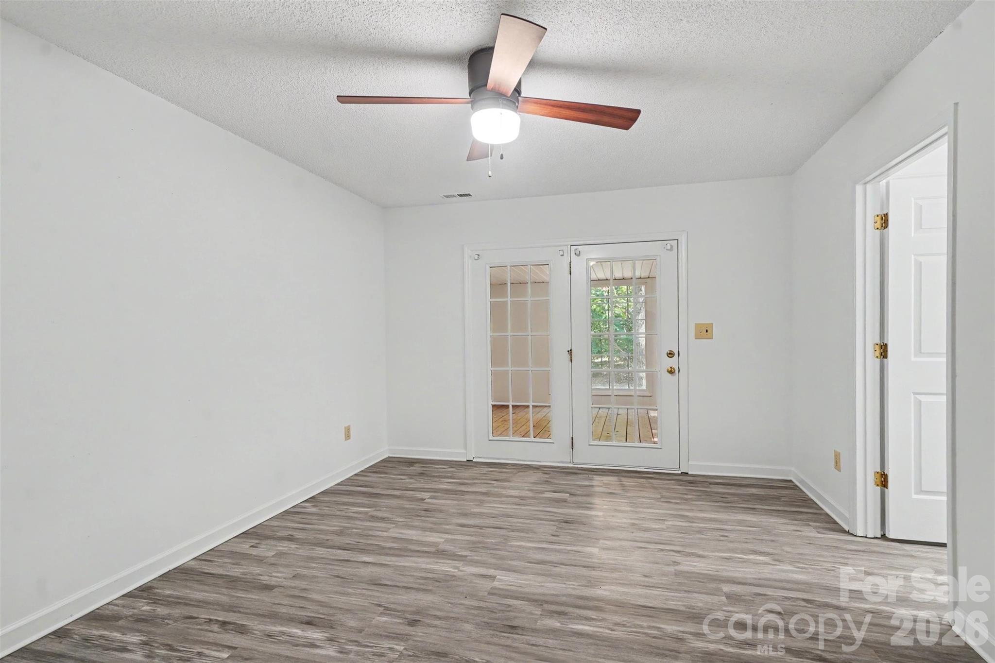 2711 Bob White Circle