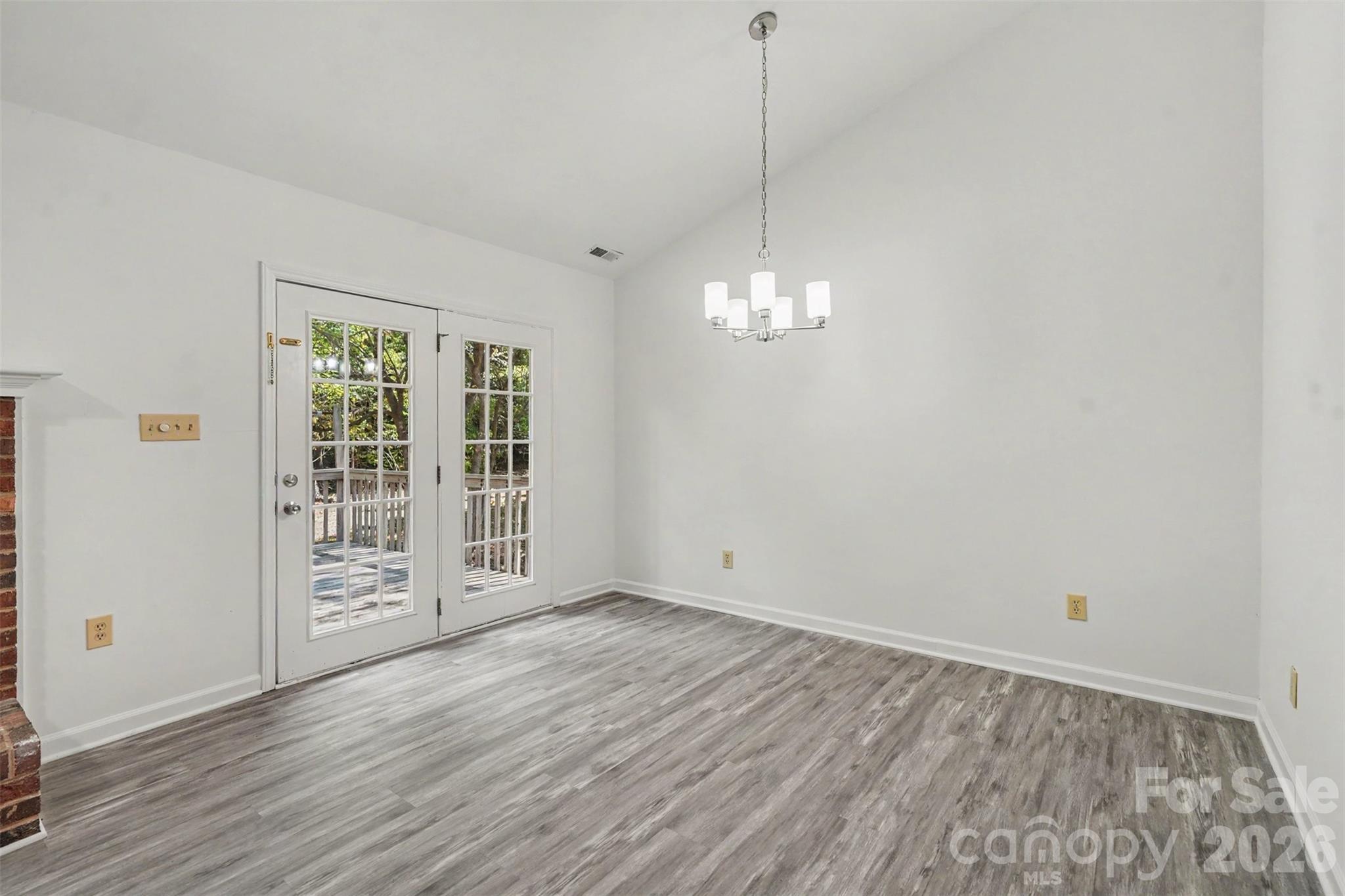 2711 Bob White Circle
