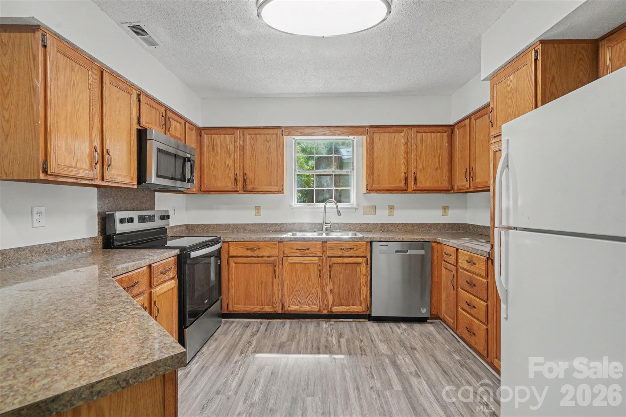 2711 Bob White Circle