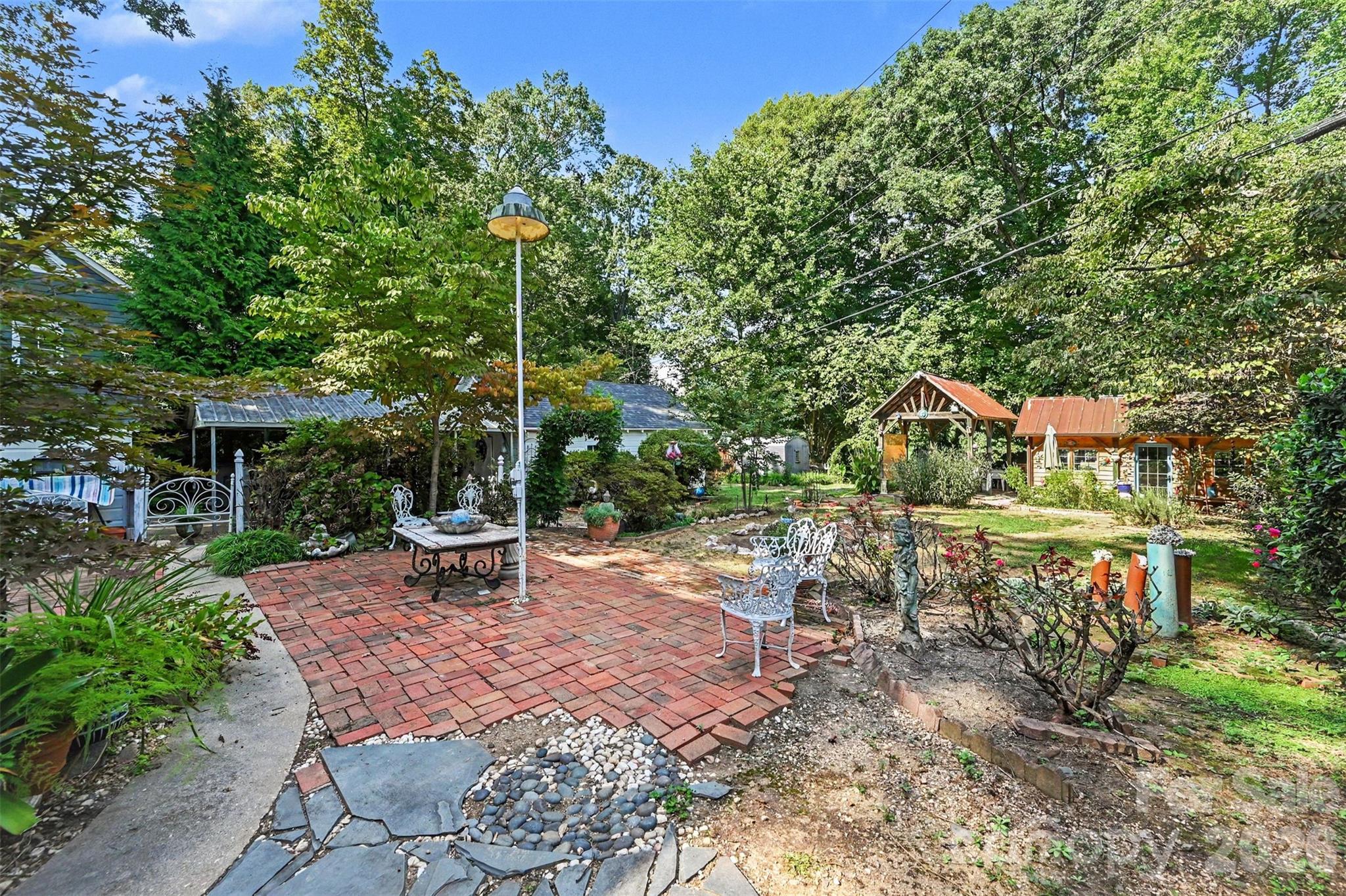 1301 Pinecrest Avenue