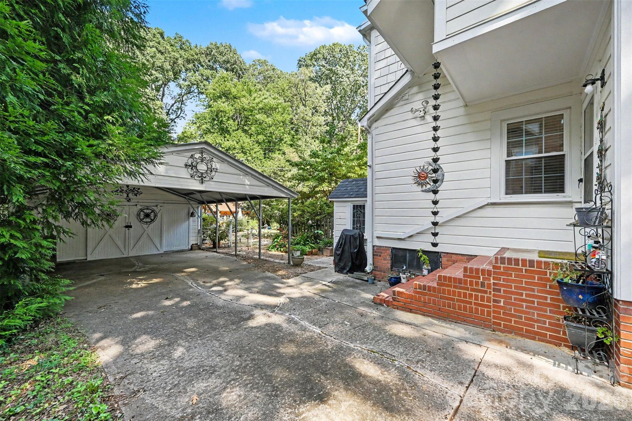 1301 Pinecrest Avenue