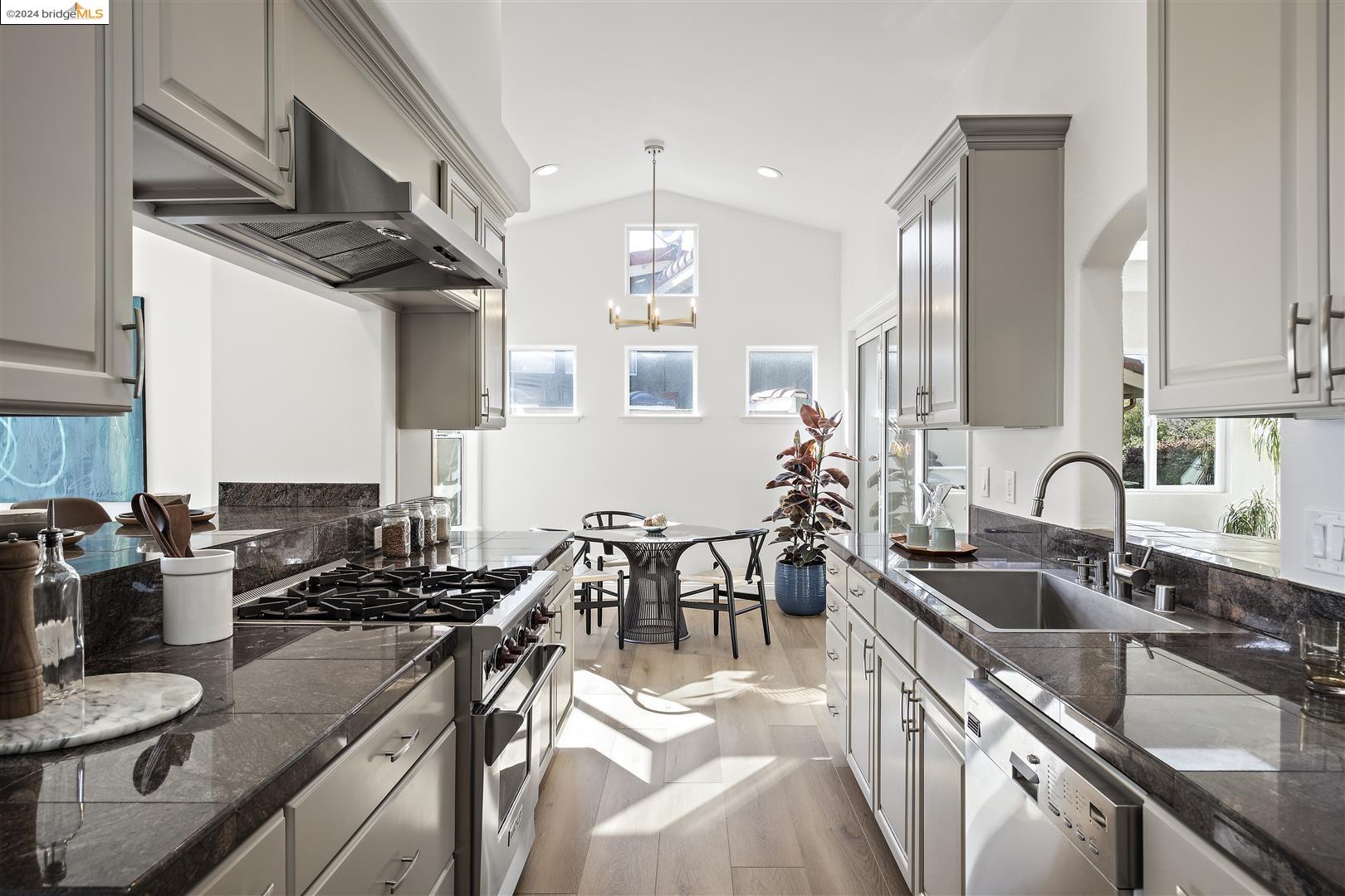 1834 Grand View