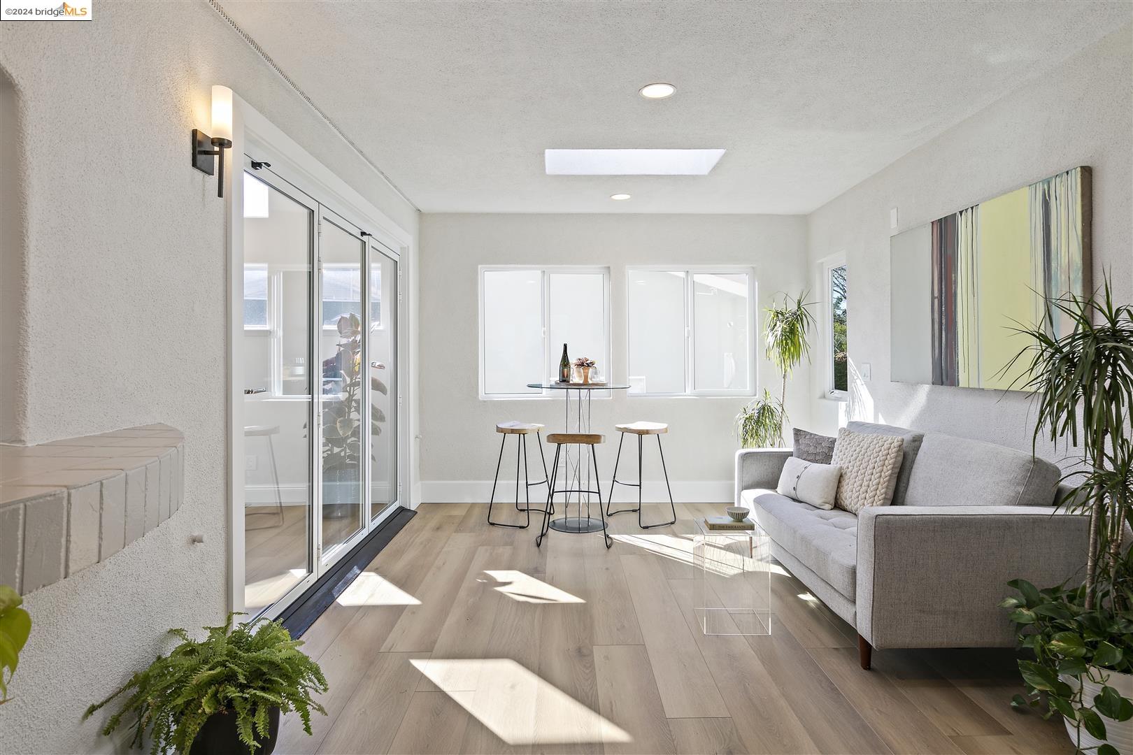 1834 Grand View