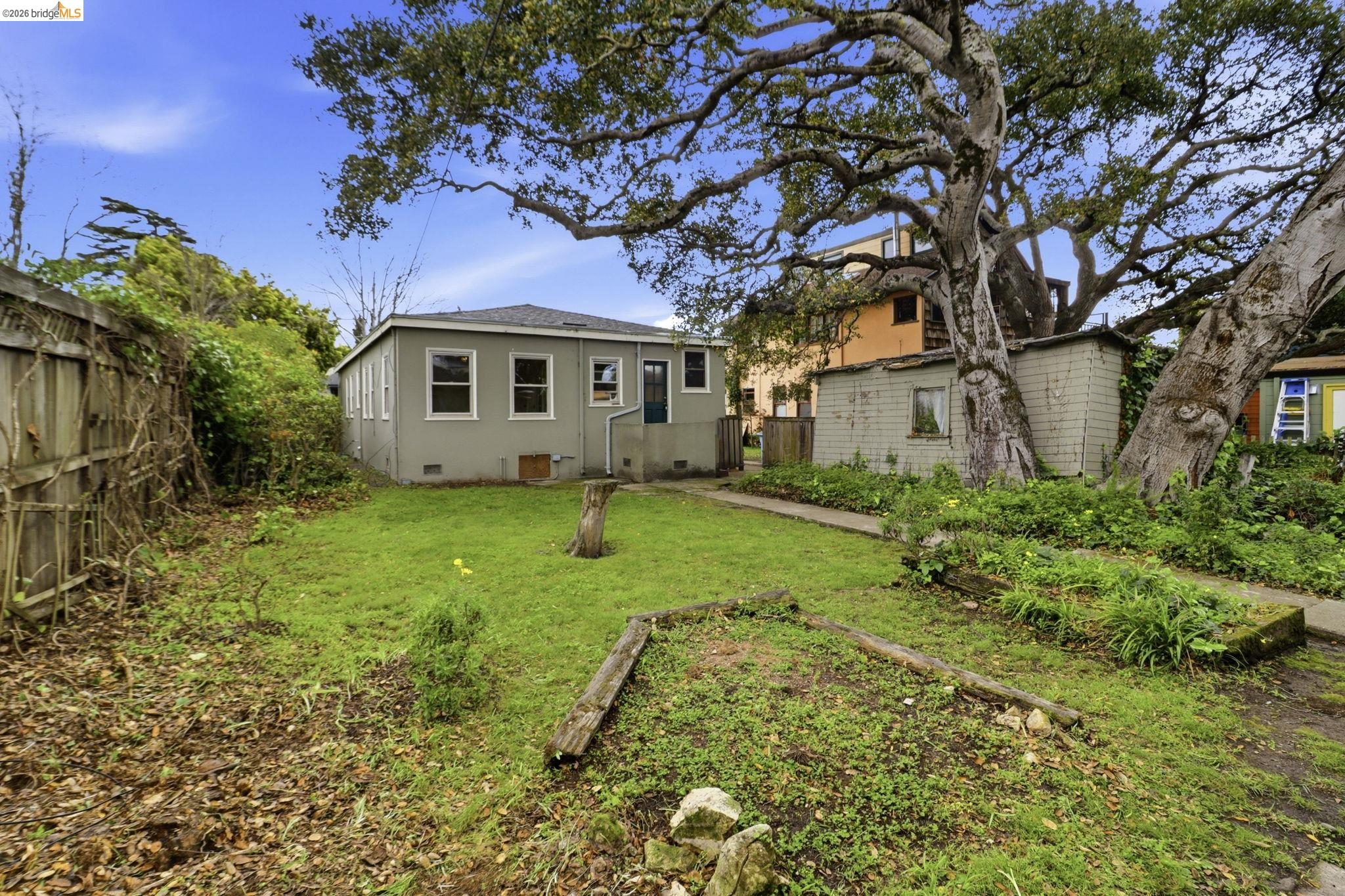 1529 Ada St