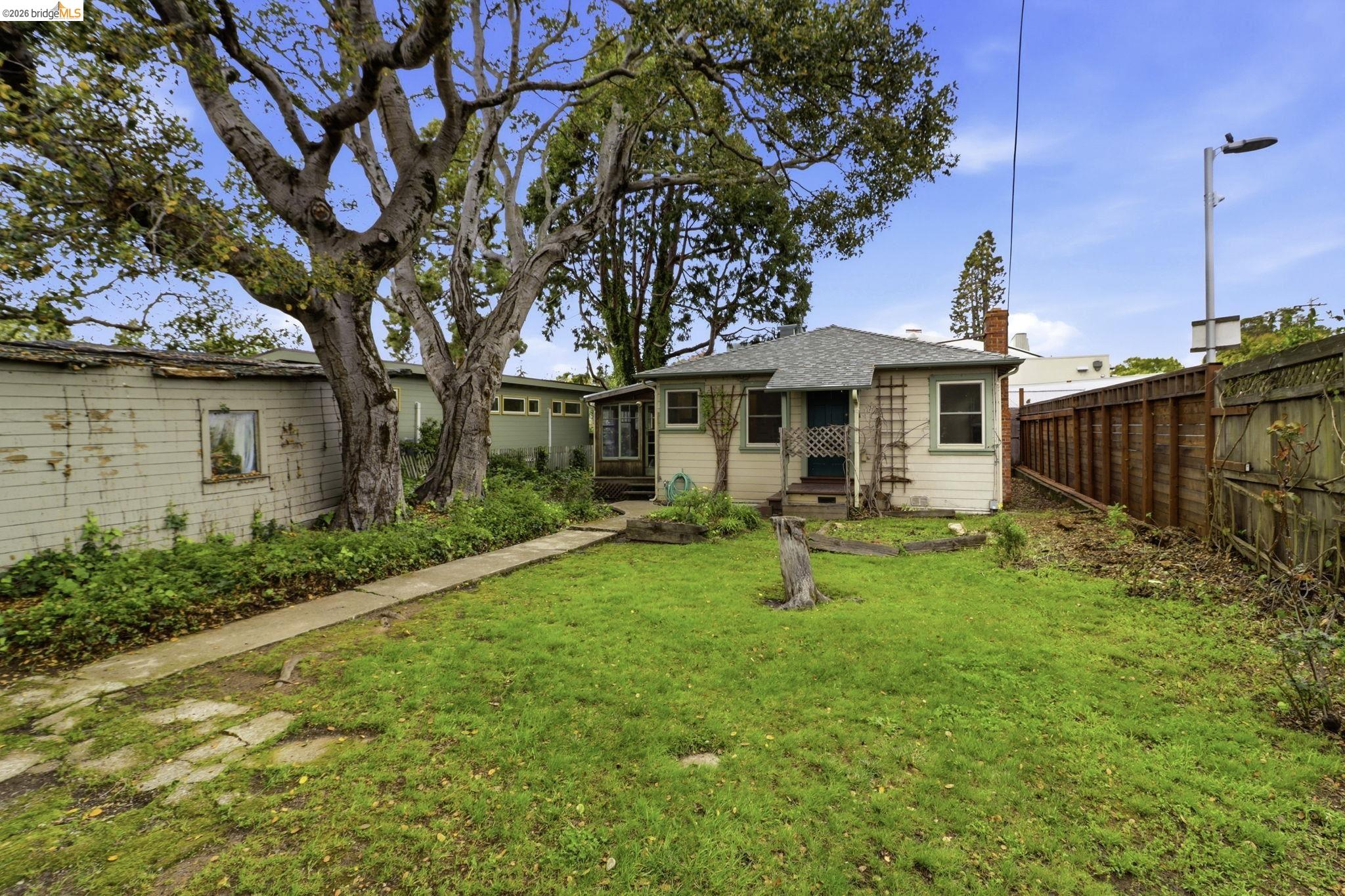 1529 Ada St