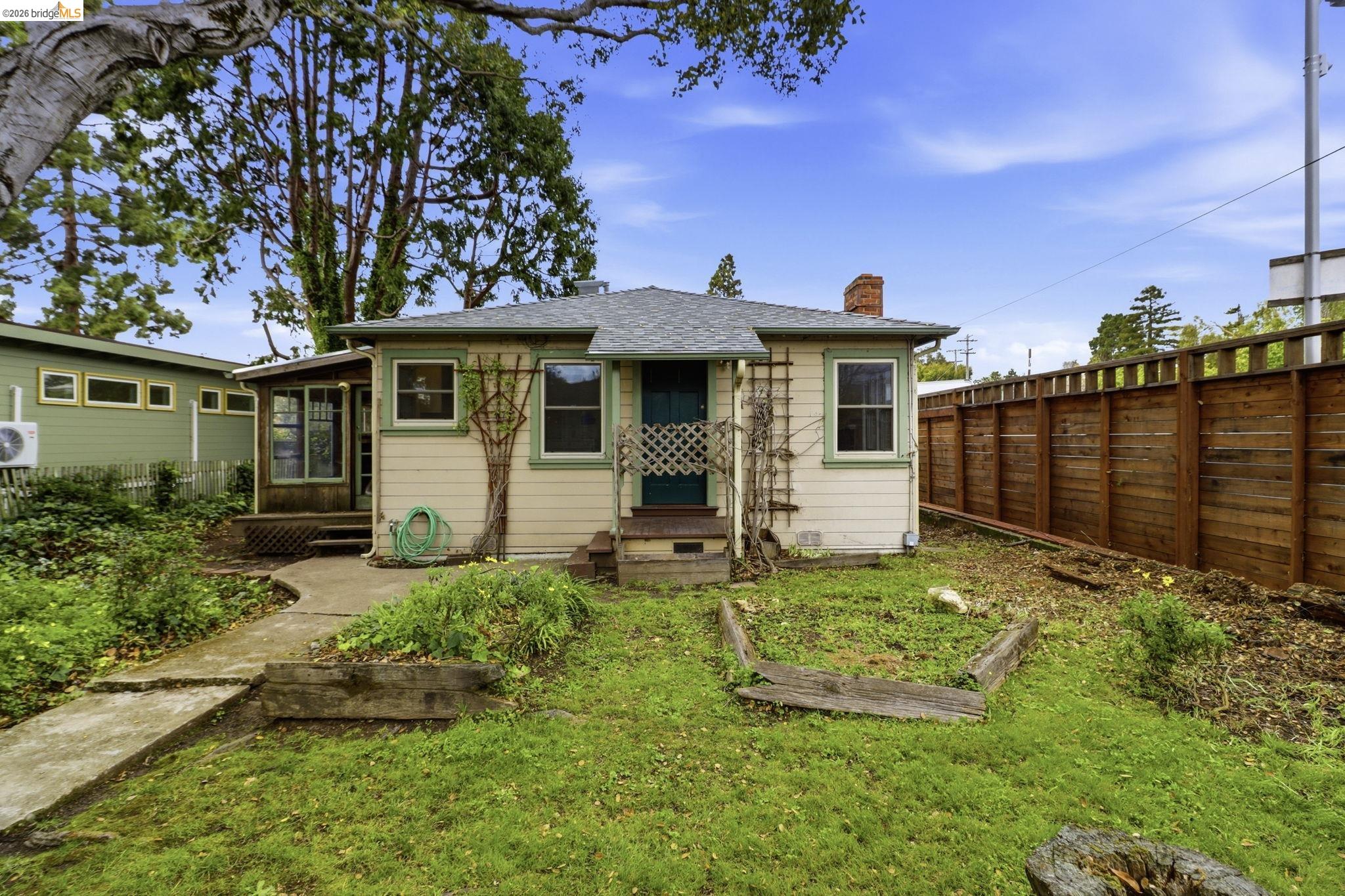 1529 Ada St