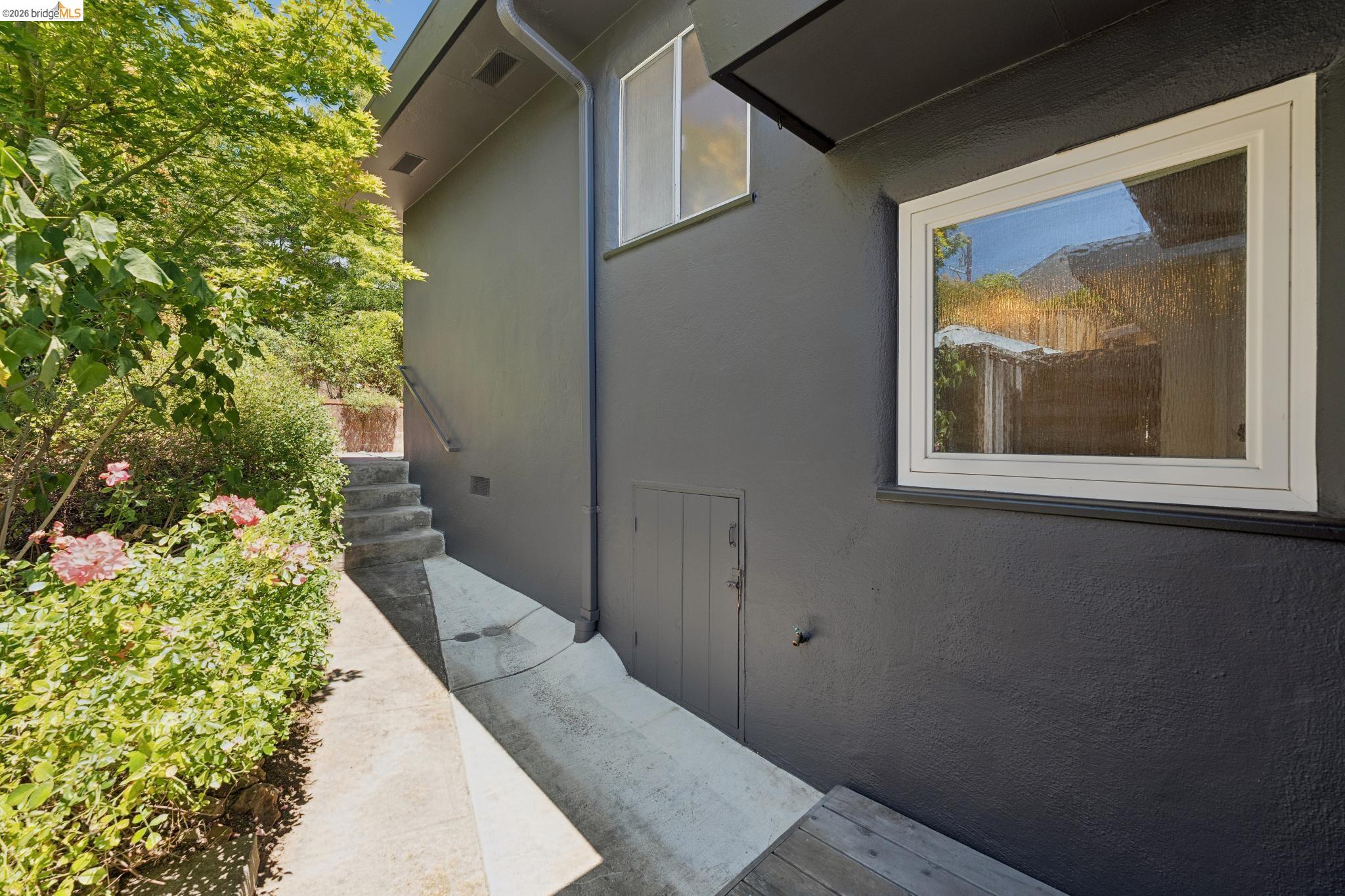 4050 Norton Ave
