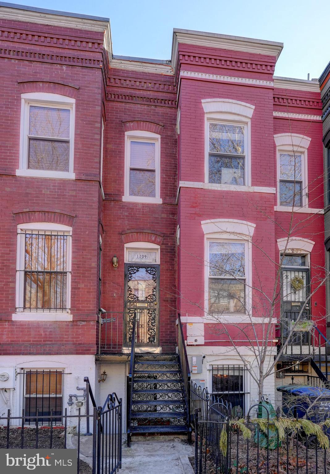 1209 I ST SE