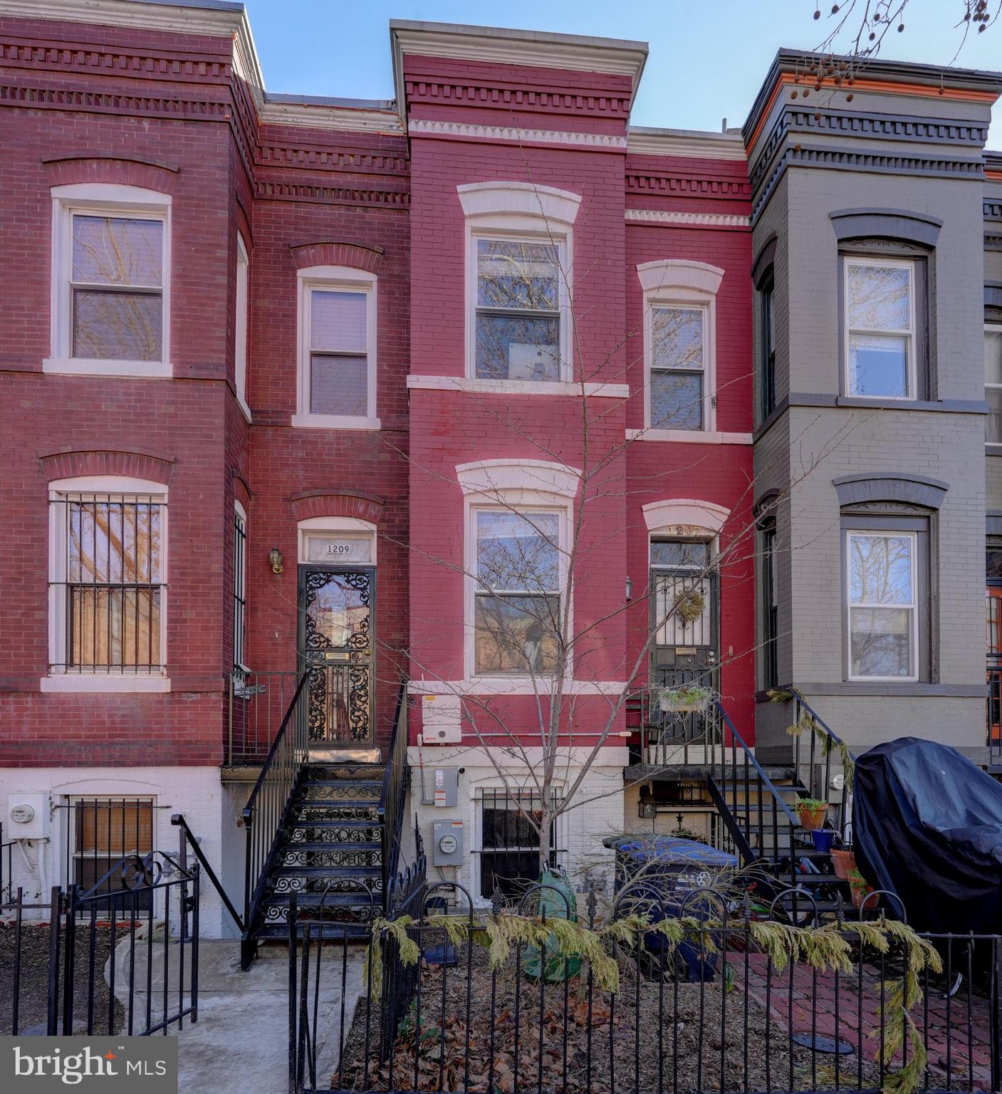 1209 I ST SE