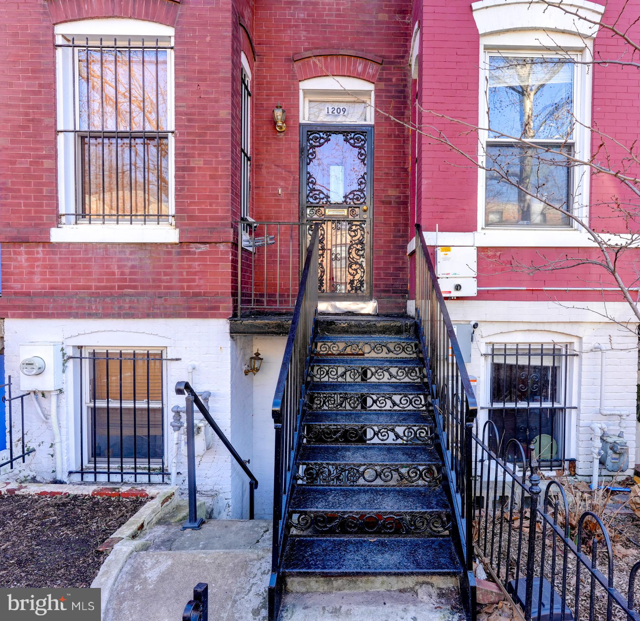 1209 I ST SE