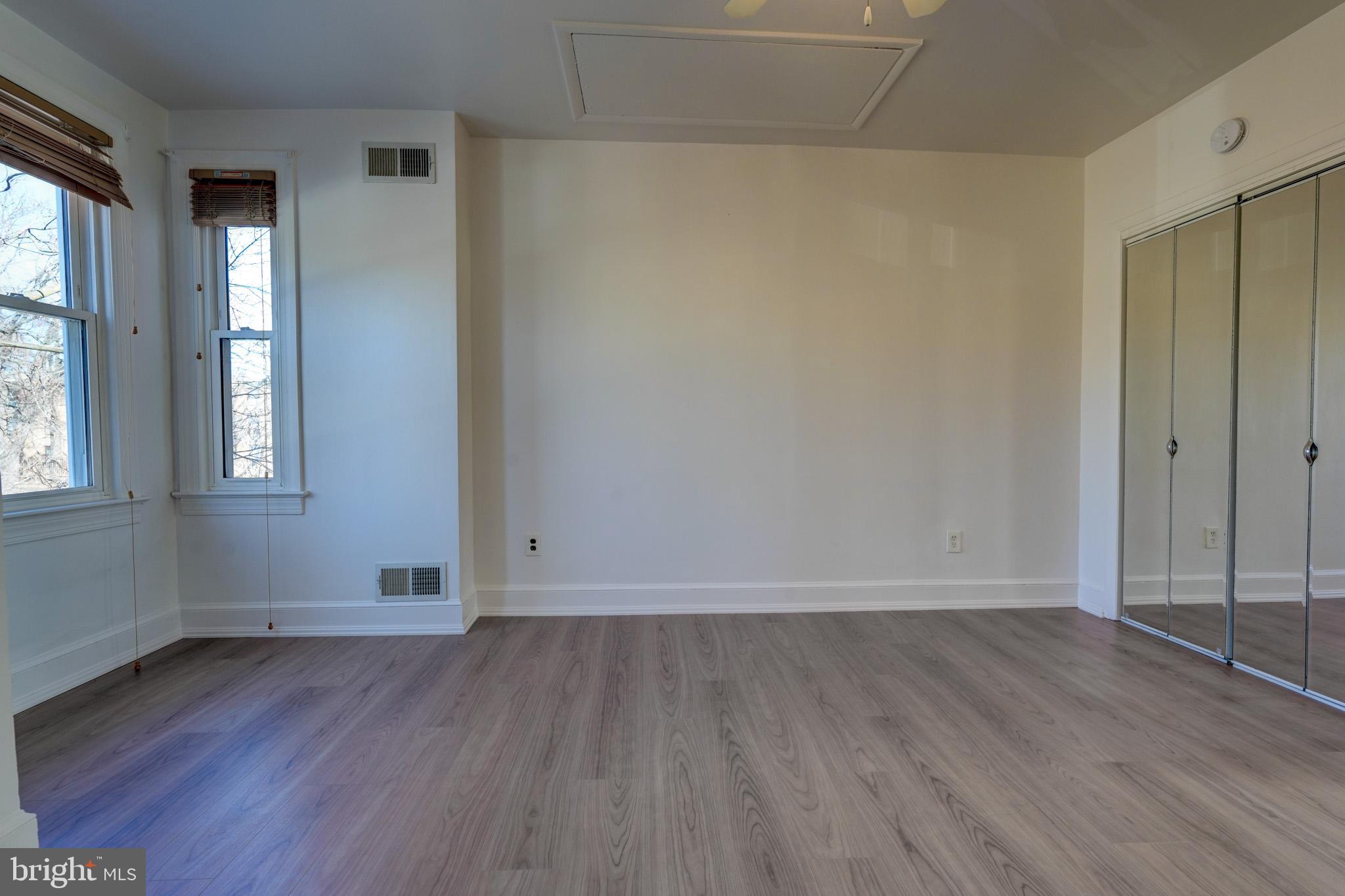 1209 I ST SE