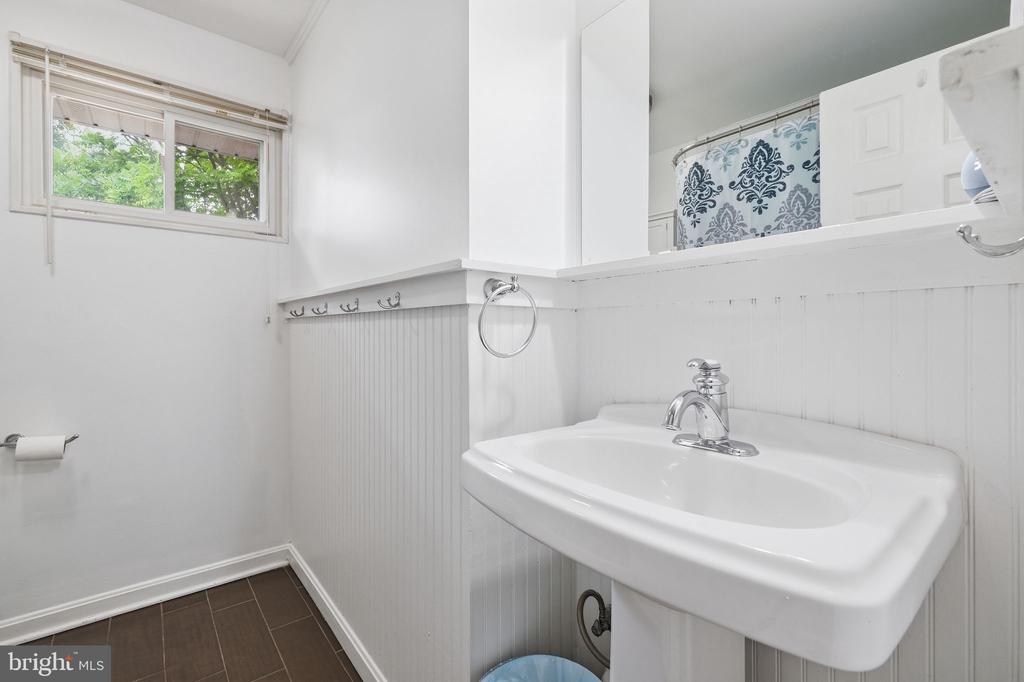 222 ROYAL ARMS DLE DALE